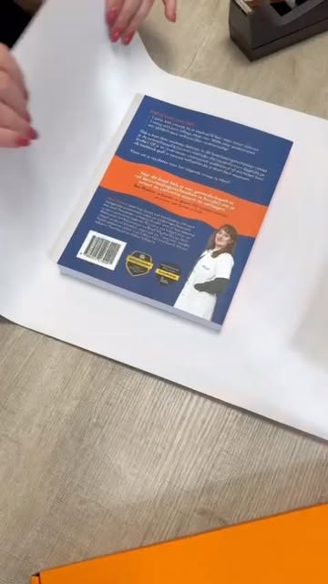 En daar gaan weer een aantal cadeautjes op de post. Zo leuk om die hysterische cover terug te zien in het inpakpapier 😂

Mijn nieuwe boek 101 beïnvloedingstechnieken kwam vorige week uit en scoort nu al een plek 16 in Managementboek. #linkinbio 

Super bedankt toppers van @elle_office_support

cc @boommanagement.nl 

#neurosales #sales #ondernemen #conversie #omzet #marketing #beinvloeden #nicol101