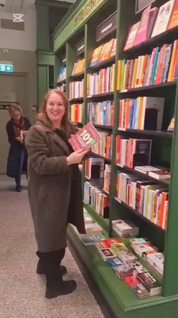 Het bewijs van egotripping op video.

Dit weekend spotte ik mijn nieuwe boek in het wild en ja, ik kocht 'mezelf' . Dat ongemakkelijke moment waarop de kassamedewerker (hopelijk) niet doorheeft dat je zojuist je eigen hersenspinsels afrekent. 

Boek #5 ligt nu dubbel in mijn bezit: 1 voor mijn boekenlast en 1 voor mijn ego.

____________________
Ik schrijf en spreek over 🧠 101 beïnvloedingstechnnieken 🧠 Mijn nieuwste boek ligt nú in de winkel en is online verkrijgbaar #linkinbio

#nicol101