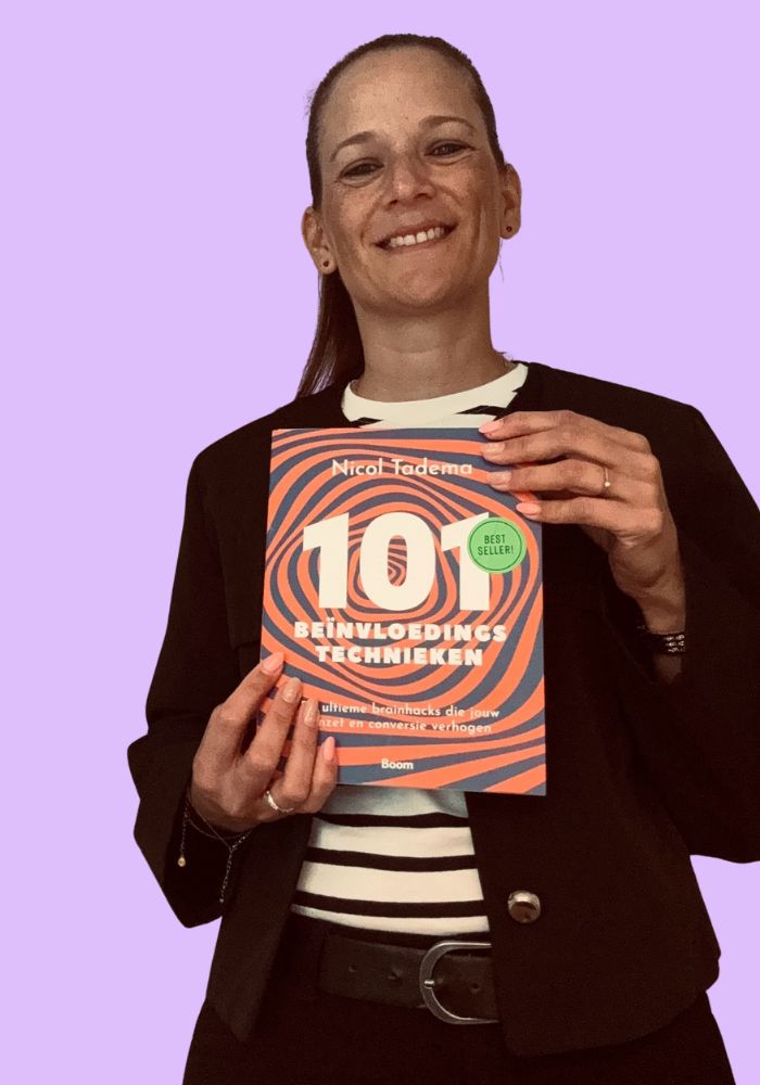 𝗠𝗮𝗻𝗶𝗽𝘂𝗹𝗮𝘁𝗶𝗲 𝘃𝗲𝗿𝘀𝘂𝘀 𝗯𝗲𝗶̈𝗻𝘃𝗹𝗼𝗲𝗱𝗲𝗻

"𝘉𝘦𝘪̈𝘯𝘷𝘭𝘰𝘦𝘥𝘦𝘯 𝘪𝘴 𝘵𝘰𝘤𝘩 𝘰𝘰𝘬 𝘮𝘢𝘯𝘪𝘱𝘶𝘭𝘦𝘳𝘦𝘯?" zei mijn man vanmorgen tijdens een geanimeerde discussie aan onze keukentafel toen ik hem het boek "𝟭𝟬𝟭 𝗯𝗲𝗶̈𝗻𝘃𝗹𝗼𝗲𝗱𝗶𝗻𝗴𝘀𝘁𝗲𝗰𝗵𝗻𝗶𝗲𝗸𝗲𝗻" van Nicol Tadema liet zien. 

Ik zei: “𝘕𝘦𝘦, 𝘥𝘢𝘵 𝘪𝘴 𝘪𝘦𝘵𝘴 𝘵𝘰𝘵𝘢𝘢𝘭 𝘢𝘯𝘥𝘦𝘳𝘴. 𝘞𝘢𝘯𝘵 𝘣𝘦𝘪̈𝘯𝘷𝘭𝘰𝘦𝘥𝘦𝘯 𝘥𝘰𝘦 𝘫𝘦 𝘮𝘦𝘵 𝘳𝘦𝘴𝘱𝘦𝘤𝘵, 𝘦𝘮𝘱𝘢𝘵𝘩𝘪𝘦 𝘦𝘯 𝘴𝘭𝘪𝘮𝘮𝘦 𝘪𝘯𝘻𝘪𝘤𝘩𝘵𝘦𝘯. 𝘔𝘢𝘯𝘪𝘱𝘶𝘭𝘦𝘳𝘦𝘯, 𝘥𝘢𝘯 𝘭𝘢𝘢𝘵 𝘫𝘦 𝘮𝘦𝘯𝘴𝘦𝘯 𝘥𝘪𝘯𝘨𝘦𝘯 𝘥𝘰𝘦𝘯 𝘥𝘪𝘦 𝘻𝘦 𝘦𝘪𝘨𝘦𝘯𝘭𝘪𝘫𝘬 𝘯𝘪𝘦𝘵 𝘸𝘪𝘭𝘭𝘦𝘯, 𝘷𝘦𝘳𝘥𝘳𝘢𝘢𝘪 𝘫𝘦 𝘥𝘦 𝘸𝘢𝘢𝘳𝘩𝘦𝘪𝘥 𝘦𝘯 𝘩𝘢𝘯𝘥𝘦𝘭 𝘫𝘦 𝘰𝘯𝘦𝘦𝘳𝘭𝘪𝘫𝘬."

Toeval of niet, op een van de eerste pagina's schrijft Nicol exact dat verschil op. Love it.

Ik ben benieuwd wat het boek nog meer voor me in petto heeft en ben klaar om erin te duiken.

Wie heeft dit boek ook al besteld? 
Ik heb geen aandelen, maar ben wel fan.
Dus hieronder vind je de linkjes om het boek te bestellen.

Bezorging in Nederland via 𝗵𝘁𝘁𝗽𝘀://𝗰𝗵𝗲𝗰𝗸𝗼𝘂𝘁.𝗻𝗶𝗰𝗼𝗹.𝗻𝗹/𝗰𝗵𝗲𝗰𝗸𝗼𝘂𝘁/𝟭𝟬𝟭-𝗯𝗲𝗶𝗻𝘃𝗹𝗼𝗲𝗱𝗶𝗻𝗴𝘀𝘁𝗲𝗰𝗵𝗻𝗶𝗲𝗸𝗲𝗻 

Bezorging in België via 𝗵𝘁𝘁𝗽𝘀://𝘄𝘄𝘄.𝗯𝗼𝗹.𝗰𝗼𝗺/𝗻𝗹/𝗻𝗹/𝗽/𝟭𝟬𝟭-𝗯𝗲𝗶𝗻𝘃𝗹𝗼𝗲𝗱𝗶𝗻𝗴𝘀𝘁𝗲𝗰𝗵𝗻𝗶𝗲𝗸𝗲𝗻/𝟵𝟯𝟬𝟬𝟬𝟬𝟬𝟭𝟵𝟲𝟴𝟰𝟵𝟯𝟱𝟴/?𝗯𝗹𝘁𝗴𝗵=𝗴𝗴𝗱𝗶-𝗨𝘀𝗬𝘄𝗣𝟴𝗾-𝗚𝗗𝟰𝟵𝗾𝗝𝗜𝟲𝗤.𝟰_𝟭𝟲.𝟭𝟴.𝗣𝗿𝗼𝗱𝘂𝗰𝘁𝗧𝗶𝘁𝗹𝗲

#nicol101

💘 Als hearthunter ga ik op zoek naar jouw beste baan. Klik op '🔔' om mij te volgen.
💘 Werving & Selectie in Nederland en België met focus op sales & marketing
💘 Fygi I Het netwerk van vernieuwers in HR en recruitment