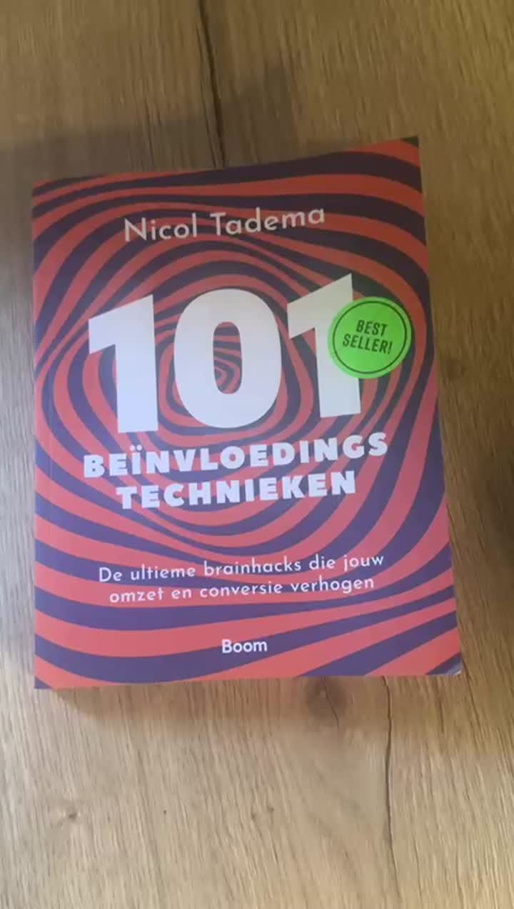 Whihoe, de tweede druk is er. Mét bestsellersticker.

Nog geen 4 maanden geleden verscheen de eerste oplage van 101 beïnvloedingstechnieken. 

Daarna:

✅ fantastische reacties van lezers. Denk aan '𝘥𝘪𝘵 𝘪𝘴 𝘥𝘦 𝘞𝘪𝘬𝘪𝘱𝘦𝘥𝘪𝘢 𝘷𝘢𝘯 𝘣𝘦𝘪̈𝘯𝘷𝘭𝘰𝘦𝘥𝘪𝘯𝘨' en '𝘥𝘦 𝘬𝘳𝘢𝘤𝘩𝘵 𝘷𝘢𝘯 𝘥𝘪𝘵 𝘣𝘰𝘦𝘬 𝘭𝘪𝘨𝘵 𝘪𝘯 𝘥𝘦 𝘣𝘢𝘭𝘢𝘯𝘴 𝘵𝘶𝘴𝘴𝘦𝘯 𝘥𝘪𝘦𝘱𝘨𝘢𝘯𝘨 𝘦𝘯 𝘵𝘰𝘦𝘱𝘢𝘴𝘣𝘢𝘢𝘳𝘩𝘦𝘪𝘥.'
✅ op nummer 1 in Managementboek, categorie Marketing
✅ op nummer 3 in Managementboek, overall
✅ bij 8 podcasts te gast
✅ geïnterviewd door 5 bladen en kranten
✅ op de cover van de juni/juli-editie van het Managementboek Magazine
✅ 2 x te gast op radio NPO1, over de ethiek van beïnvloeding
✅ een unieke keynote ontwikkeld 'Rad van invloed' en al meermaals gegeven.

en nu dus al de tweede druk.

Dus als je mij zoekt? Ik ben gehuld in een apenpak, want ik ben apetrots op mijzelf 🐒. Fijne dag!


#nicol101 Boom Management Koninklijke Boom uitgevers 