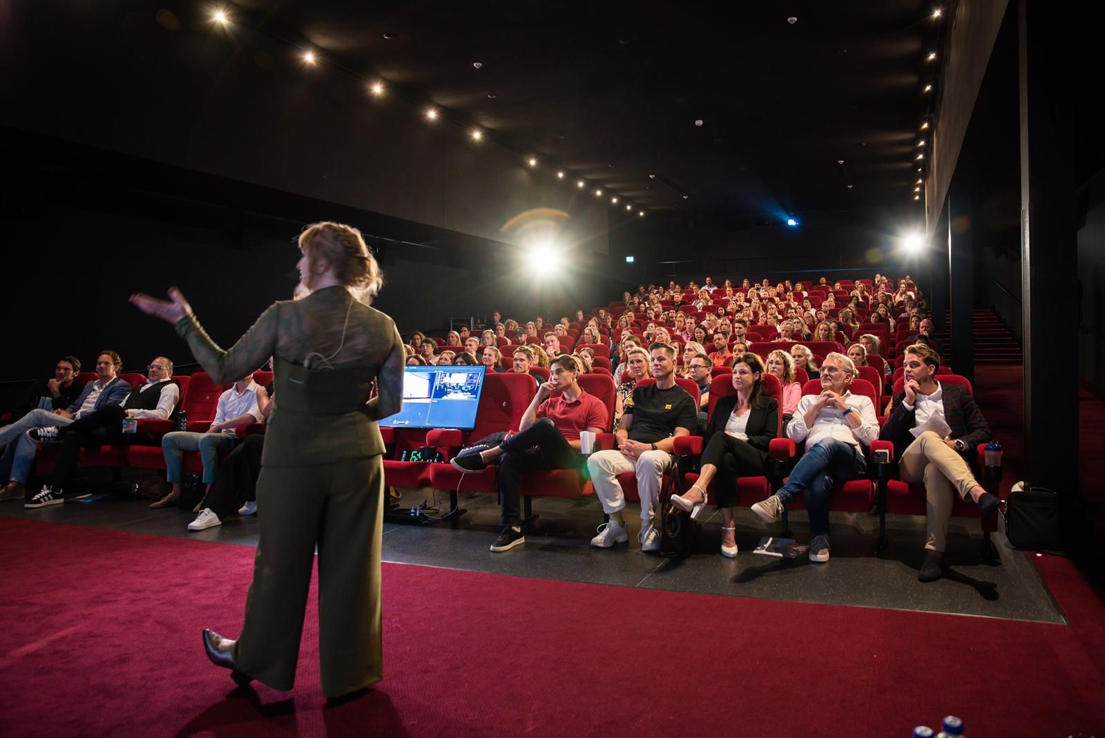 Is het alweer donderdag? Want damn, ik heb de smaak te pakken! 


Afgelopen donderdag was in Groningen de première van 𝗥𝗲𝗰𝗿𝘂𝗶𝘁𝗺𝗲𝗻𝘁 𝗜𝗻𝘀𝗽𝗶𝗿𝗮𝘁𝗶𝗼𝗻𝘀 𝗢𝗻 𝗦𝘁𝗲𝗿𝗼𝗶𝗱𝘀. 

Aanstaande donderdag zetten we Utrecht op z'n kop. 

Zie ik jou daar? Dan heb ik vast 1 advies: zorg voor voldoende bagageruimte in je auto óf regel een rolkarretje als je met OV komt. Je gaat namelijk gegarandeerd naar huis met een bak aan inspiratie én een bomvolle goodiebag. 

Even over die goodiebag. Die zit tot de nok toe gevuld met onder andere het e-book Recruiter aan het roer t.w.v. 9,97 van Joris Verhoeven 👨‍🎓🔥 , het (kinder)boek Saffraan & Sjalot van Arjan Elbers, een waardevolle waardebon voor content creatie door Cooble Creators, het e-book Tekst werkt t.w.v. € 𝟭𝟰,𝟵𝟴 , een QR-code waarmee je kans maakt op een marketing audit én ook op een werkenbij-site t.w.v. € 𝟴.𝟱𝟬𝟬,𝟬𝟬 𝘃𝗮𝗻 Getnoticed , een filmcadeau-bon van Pathe thuis, aangeboden door Unique , overheerlijke chocola van Carv en een Dopper van Werkzoeken.nl . En vind je de gouden Nutella pot? Dan win je € 𝟭.𝟬𝟬𝟬,𝟬𝟬 shortform content by Nutzy | by Purple Squirrel Effect. 

Tot donderdag! 

#recruitmentunicornsgroningen  
#recruitmentunicornsutrecht   
#nicol101 