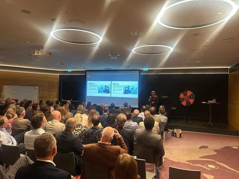 Daar stond ik dan. Voor meer dan 100 salesprofessionals en ik had geen flauw idee wat ik zou zeggen....
... want tijdens mijn keynote bepaalt het publiek de inhoud. Hoe? De mensen in de zaal draait zelf aan het Rad van invloed. 
Het lot bepaalt dus. Er staat maar 1 ding vast: na mijn keynote weet het publiek hoe er met subtiele, kleine handelingen verrassend grote resultaten worden behaald. 
Vorige week, bij Capgemini kwamen we uit op de categorieën aandacht, waardeperceptie en relatie. En zo sprak ik o.a. over Bizarreness-effect, strategic silence, prijspsychologie, autoriteit en sympathie.
Dank jullie wel Mirjam Van Kuilenburg , Nicole Hartung en Aisa Jaspers-Nijhove voor de uitnodiging en de gastvrijheid. En credits voor de beste PowerPoint-assistent én fotograaf Dion Meixner 
En Aike Berghuis , wat een mooie review gaf jij! “𝘐𝘬 𝘸𝘪𝘭 𝘫𝘦 𝘦𝘤𝘩𝘵 𝘤𝘳𝘦𝘥𝘪𝘵𝘴 𝘨𝘦𝘷𝘦𝘯 𝘰𝘷𝘦𝘳 𝘩𝘰𝘦 𝘫𝘦 𝘥𝘦 𝘱𝘳𝘦𝘴𝘦𝘯𝘵𝘢𝘵𝘪𝘦 𝘩𝘦𝘣𝘵 𝘨𝘦𝘥𝘢𝘢𝘯. 𝘏𝘦𝘵 𝘸𝘢𝘴 𝘭𝘦𝘦𝘳𝘻𝘢𝘢𝘮, 𝘵𝘰 𝘵𝘩𝘦 𝘱𝘰𝘪𝘯𝘵 𝘦𝘯 𝘪𝘬 𝘻𝘢𝘵 𝘦𝘤𝘩𝘵 𝘰𝘱 𝘩𝘦𝘵 𝘱𝘶𝘯𝘵𝘫𝘦 𝘷𝘢𝘯 𝘮𝘪𝘫𝘯 𝘴𝘵𝘰𝘦𝘭. 𝘐𝘬 𝘩𝘦𝘣 𝘷𝘢𝘬𝘦𝘳 𝘴𝘱𝘳𝘦𝘬𝘦𝘳𝘴 𝘨𝘦𝘩𝘰𝘰𝘳𝘥 𝘸𝘢𝘢𝘳 𝘫𝘦 𝘴𝘯𝘦𝘭 𝘢𝘧𝘨𝘦𝘭𝘦𝘪𝘥 𝘰𝘧 𝘷𝘦𝘳𝘮𝘰𝘦𝘪𝘥 𝘳𝘢𝘢𝘬𝘵. 𝘔𝘢𝘢𝘳 𝘥𝘢𝘵 𝘩𝘢𝘥 𝘪𝘬 𝘣𝘪𝘫 𝘫𝘰𝘶 𝘵𝘰𝘵𝘢𝘢𝘭 𝘯𝘪𝘦𝘵.”
cc Speakers Academy® / #Nicol101