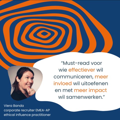 Van oor tot oor. Zo breed is de glimlach die bij elke recensie op m'n gezicht verschijnt. Afgelopen april verscheen mijn nieuwste boek: 101 beïnvloedingstechnieken .Binnen 1 week in de top 3 van Managementboek.nl én nu genomineerd voor de PIM Marketing Literatuur Prijs 2025.
En dit is wat corporate recruiter én ethical influence practitioner Viera Banda CertRP ervan vindt:
"𝘞𝘢𝘵 𝘦𝘦𝘯 𝘷𝘦𝘳𝘧𝘳𝘪𝘴𝘴𝘦𝘯𝘥, 𝘱𝘳𝘢𝘬𝘵𝘪𝘴𝘤𝘩 𝘦𝘯 𝘪𝘯𝘴𝘱𝘪𝘳𝘦𝘳𝘦𝘯𝘥 𝘣𝘰𝘦𝘬! 101 𝘣𝘦𝘪̈𝘯𝘷𝘭𝘰𝘦𝘥𝘪𝘯𝘨𝘴𝘵𝘦𝘤𝘩𝘯𝘪𝘦𝘬𝘦𝘯 𝘪𝘴 𝘱𝘳𝘦𝘤𝘪𝘦𝘴 𝘸𝘢𝘵 𝘥𝘦 𝘵𝘪𝘵𝘦𝘭 𝘣𝘦𝘭𝘰𝘰𝘧𝘵: 𝘦𝘦𝘯 𝘴𝘤𝘩𝘢𝘵 𝘢𝘢𝘯 𝘥𝘪𝘳𝘦𝘤𝘵 𝘵𝘰𝘦𝘱𝘢𝘴𝘣𝘢𝘳𝘦 𝘵𝘦𝘤𝘩𝘯𝘪𝘦𝘬𝘦𝘯 𝘸𝘢𝘢𝘳𝘮𝘦𝘦 𝘫𝘦 𝘢𝘯𝘥𝘦𝘳𝘦𝘯 𝘰𝘱 𝘦𝘦𝘯 𝘳𝘦𝘴𝘱𝘦𝘤𝘵𝘷𝘰𝘭𝘭𝘦 𝘦𝘯 𝘥𝘰𝘦𝘭𝘵𝘳𝘦𝘧𝘧𝘦𝘯𝘥𝘦 𝘮𝘢𝘯𝘪𝘦𝘳 𝘬𝘶𝘯𝘵 𝘣𝘦𝘪̈𝘯𝘷𝘭𝘰𝘦𝘥𝘦𝘯.
𝘞𝘢𝘵 𝘪𝘬 𝘷𝘰𝘰𝘳𝘢𝘭 𝘸𝘢𝘢𝘳𝘥𝘦𝘦𝘳, 𝘪𝘴 𝘥𝘢𝘵 𝘩𝘦𝘵 𝘣𝘰𝘦𝘬 𝘰𝘷𝘦𝘳𝘻𝘪𝘤𝘩𝘵𝘦𝘭𝘪𝘫𝘬 𝘪𝘴 𝘰𝘱𝘨𝘦𝘣𝘰𝘶𝘸𝘥, 𝘮𝘦𝘵 𝘩𝘦𝘭𝘥𝘦𝘳𝘦 𝘶𝘪𝘵𝘭𝘦𝘨, 𝘤𝘰𝘯𝘤𝘳𝘦𝘵𝘦 𝘷𝘰𝘰𝘳𝘣𝘦𝘦𝘭𝘥𝘦𝘯 𝘦́𝘯 𝘱𝘳𝘢𝘬𝘵𝘪𝘴𝘤𝘩𝘦 𝘵𝘪𝘱𝘴. 𝘖𝘧 𝘫𝘦 𝘯𝘶 𝘪𝘯 𝘴𝘢𝘭𝘦𝘴, 𝘏𝘙, 𝘰𝘯𝘥𝘦𝘳𝘸𝘪𝘫𝘴 𝘰𝘧 𝘮𝘢𝘯𝘢𝘨𝘦𝘮𝘦𝘯𝘵 𝘸𝘦𝘳𝘬𝘵- 𝘦𝘳 𝘻𝘪𝘵 𝘢𝘭𝘵𝘪𝘫𝘥 𝘸𝘦𝘭 𝘪𝘦𝘵𝘴 𝘪𝘯 𝘥𝘢𝘵 𝘫𝘦 𝘮𝘦𝘵𝘦𝘦𝘯 𝘬𝘶𝘯𝘵 𝘵𝘰𝘦𝘱𝘢𝘴𝘴𝘦𝘯.
𝘋𝘦 𝘴𝘤𝘩𝘳𝘪𝘫𝘧𝘴𝘵𝘪𝘫𝘭 𝘪𝘴 𝘵𝘰𝘦𝘨𝘢𝘯𝘬𝘦𝘭𝘪𝘫𝘬 𝘦𝘯 𝘦𝘯𝘦𝘳𝘨𝘪𝘦𝘬, 𝘸𝘢𝘢𝘳𝘥𝘰𝘰𝘳 𝘫𝘦 𝘴𝘵𝘦𝘦𝘥𝘴 𝘻𝘪𝘯 𝘩𝘦𝘣𝘵 𝘰𝘮 𝘥𝘰𝘰𝘳 𝘵𝘦 𝘭𝘦𝘻𝘦𝘯. 𝘏𝘦𝘵 𝘪𝘴 𝘨𝘦𝘦𝘯 𝘥𝘳𝘰𝘨𝘦 𝘵𝘩𝘦𝘰𝘳𝘪𝘦, 𝘮𝘢𝘢𝘳 𝘫𝘶𝘪𝘴𝘵 𝘦𝘦𝘯 𝘣𝘰𝘦𝘬 𝘷𝘰𝘭 𝘪𝘯𝘻𝘪𝘤𝘩𝘵𝘦𝘯 𝘥𝘪𝘦 𝘫𝘦 𝘥𝘪𝘳𝘦𝘤𝘵 𝘪𝘯 𝘥𝘦 𝘱𝘳𝘢𝘬𝘵𝘪𝘫𝘬 𝘸𝘪𝘭𝘵 𝘣𝘳𝘦𝘯𝘨𝘦𝘯.𝘚𝘪𝘯𝘥𝘴 𝘪𝘬 𝘥𝘪𝘵 𝘣𝘰𝘦𝘬 𝘭𝘦𝘦𝘴, 𝘮𝘦𝘳𝘬 𝘪𝘬 𝘥𝘢𝘵 𝘪𝘬 𝘣𝘦𝘸𝘶𝘴𝘵𝘦𝘳 𝘤𝘰𝘮𝘮𝘶𝘯𝘪𝘤𝘦𝘦𝘳 𝘦𝘯 𝘴𝘶𝘣𝘵𝘪𝘦𝘭𝘦 𝘵𝘦𝘤𝘩𝘯𝘪𝘦𝘬𝘦𝘯 𝘨𝘦𝘣𝘳𝘶𝘪𝘬 𝘰𝘮 𝘮𝘪𝘫𝘯 𝘣𝘰𝘰𝘥𝘴𝘤𝘩𝘢𝘱 𝘬𝘳𝘢𝘤𝘩𝘵𝘪𝘨𝘦𝘳 𝘰𝘷𝘦𝘳 𝘵𝘦 𝘣𝘳𝘦𝘯𝘨𝘦𝘯. 𝘏𝘦𝘵 𝘸𝘦𝘳𝘬𝘵 𝘦́𝘤𝘩𝘵!
𝘒𝘰𝘳𝘵𝘰𝘮: 𝘦𝘦𝘯 𝘮𝘶𝘴𝘵-𝘳𝘦𝘢𝘥 𝘷𝘰𝘰𝘳 𝘸𝘪𝘦 𝘦𝘧𝘧𝘦𝘤𝘵𝘪𝘦𝘷𝘦𝘳 𝘸𝘪𝘭 𝘤𝘰𝘮𝘮𝘶𝘯𝘪𝘤𝘦𝘳𝘦𝘯, 𝘮𝘦𝘦𝘳 𝘪𝘯𝘷𝘭𝘰𝘦𝘥 𝘸𝘪𝘭 𝘶𝘪𝘵𝘰𝘦𝘧𝘦𝘯𝘦𝘯 𝘦𝘯 𝘮𝘦𝘵 𝘮𝘦𝘦𝘳 𝘪𝘮𝘱𝘢𝘤𝘵 𝘸𝘪𝘭 𝘴𝘢𝘮𝘦𝘯𝘸𝘦𝘳𝘬𝘦𝘯."
Deze recensie is direct ook een schoolvoorbeeld van 1 van de 101 technieken, sociaal bewijs: mensen letten op wat anderen vinden, kiezen of doen, en nemen dit over als richtlijn voor hun eigen gedrag. 
Meer weten óf dit boek direct bestellen? 𝗵ttps://https://lnkd.in/eKACqy5B 
#nicol101 Koninklijke Boom uitgevers