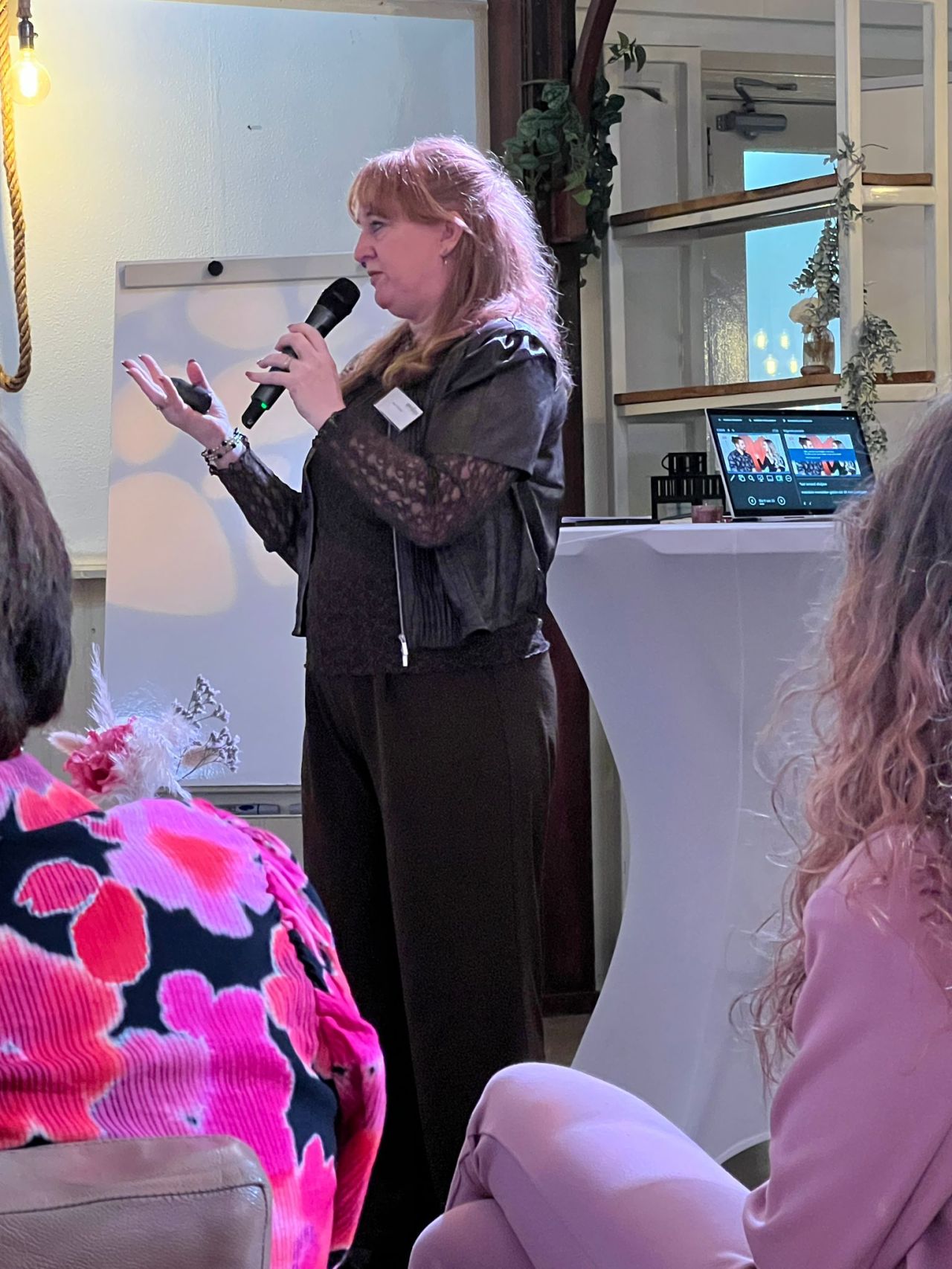 Het was feest! 🥳Afgelopen woensdag bij NVDM mocht ik mijn fascinatie over de kracht van taal delen met hun support professionals.
Dit jaar bestaat NVDM De community van support professionals 55 jaar! De regio Zuid-Holland vierde dit woensdag met prosecco, taart en heerlijke hapjes. Ter lering en vermaak mocht ik de aanwezige support professionals leren goochelen met woorden. Hoe bereik je meer met taal? Geen gemaar!
Het was een heerlijke bijeenkomst op een prachtige locatie: Breezze, in Vierpolders.
Bedankt Jacky Gersie-van Dillewijn , Yvonne van der Meyde , Mariska Wulffers van NVDM voor het vertrouwen, de geweldige organisatie, de enorme gastvrijheid én de heerlijke taart!
#nicol101