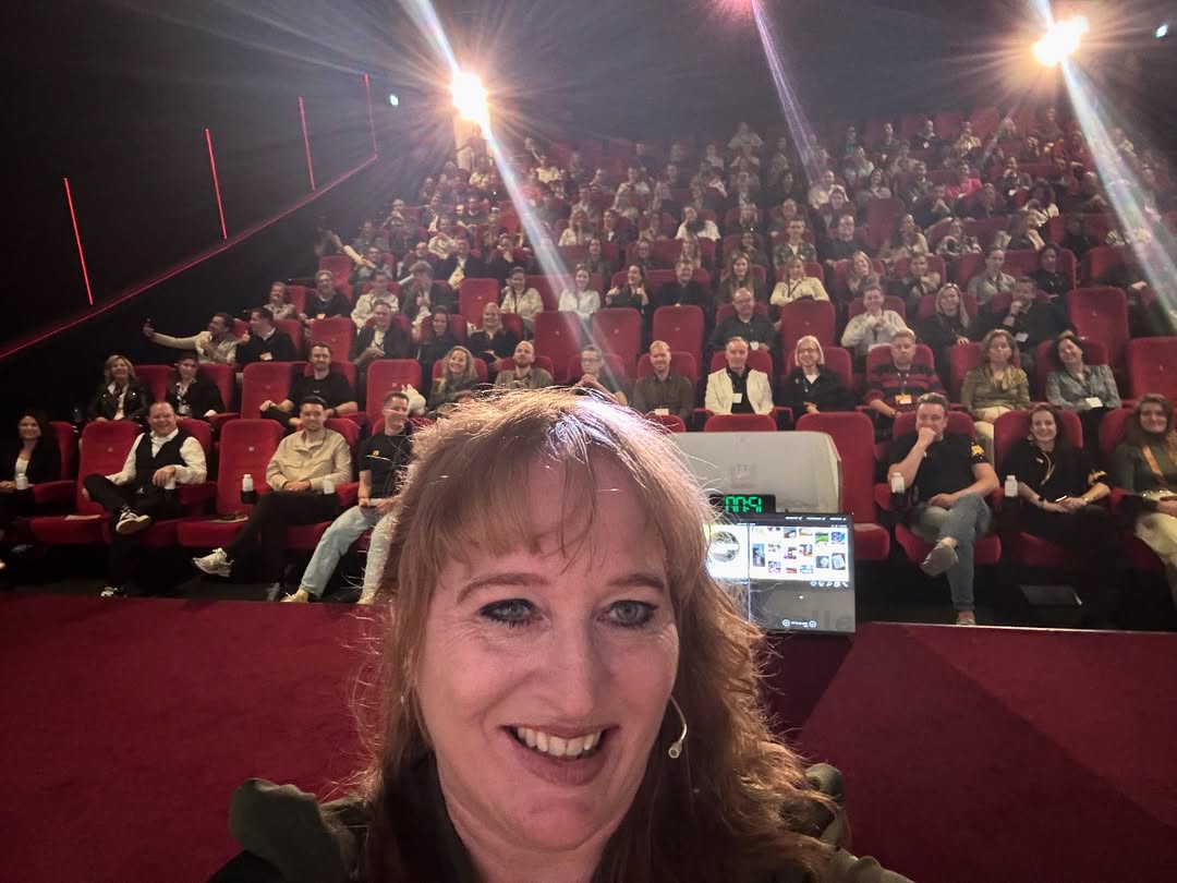 Na Utrecht, Breda en Groningen zijn we vandaag met ons ‘𝗥𝗲𝗰𝗿𝘂𝗶𝘁𝗺𝗲𝗻𝘁 𝗜𝗻𝘀𝗽𝗶𝗿𝗮𝘁𝗶𝗼𝗻 𝗢𝗻 𝗦𝘁𝗲𝗿𝗼𝗶𝗱𝘀-circus’ in Zwolle. 

De succesformule: 180 slimme recruitment pro’s die een beetje ‘aanklooien’ en zo inspiratie opdoen. Ondertussen eten ze popcorn en hangen achterover in de relaxstoelen in deze zaal.

De inspiratie komt van sprekers zoals Arjan Elbers , Martin Koolhoven , Dirk Driessen , Diana Magielsen en Roel C. Verburg. En ik (zei de gek).

Na Zwolle reizen we af richting Amsterdam. Er zijn nog tickets voor 𝘭𝘢 𝘨𝘳𝘢𝘯𝘥𝘦 𝘧𝘪𝘯𝘢𝘭𝘦 op 25 november. Dan wéér een spectaculaire mix van recruitmentinnovatie, storytelling en marketingpower. Dit is met +400 stoelen de grootste zaal van de tour! 

Zie ik je daar?

#nicol101 #unicornsamsterdam #unicornszwolle