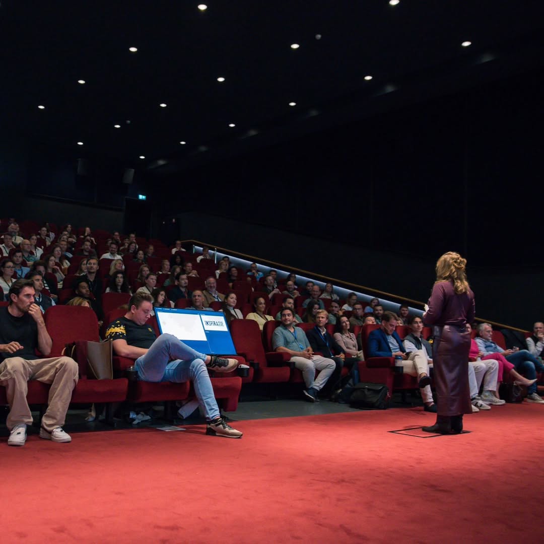 Het was alweer 1 groot feest tijdens het event Recruitment Inspiration On Steroids.!

Zie ik jou in Zwolle, Breda of Amsterdam?

“𝘔𝘦𝘵 𝘕𝘪𝘤𝘰𝘭 𝘛𝘢𝘥𝘦𝘮𝘢 𝘢𝘭𝘴 𝘴𝘱𝘳𝘢𝘯𝘬𝘦𝘭𝘦𝘯𝘥𝘦 𝘥𝘢𝘨𝘷𝘰𝘰𝘳𝘻𝘪𝘵𝘵𝘦𝘳 𝘬𝘳𝘦𝘨𝘦𝘯 𝘸𝘦 𝘪𝘯 𝘳𝘢𝘻𝘦𝘯𝘥𝘴𝘯𝘦𝘭 𝘵𝘦𝘮𝘱𝘰 𝘦𝘦𝘯 𝘴𝘦𝘳𝘪𝘦 𝘮𝘪𝘯𝘪-𝘵𝘢𝘭𝘬𝘴 𝘷𝘢𝘯 15 𝘮𝘪𝘯𝘶𝘵𝘦𝘯. 𝘒𝘰𝘳𝘵 𝘮𝘢𝘢𝘳 𝘬𝘳𝘢𝘤𝘩𝘵𝘪𝘨 𝘦𝘯 𝘣𝘰𝘮𝘷𝘰𝘭 𝘪𝘥𝘦𝘦ë𝘯 𝘸𝘢𝘢𝘳 𝘫𝘦 𝘮𝘦𝘵𝘦𝘦𝘯 𝘪𝘦𝘵𝘴 𝘮𝘦𝘦 𝘬𝘶𝘯", aldus Nicolas Cediey van @werkenbijteamlegend 

#recruitment #hr #unicornsutrecht #nicol101 #recruitmentmarketing #arbeidsmarkt