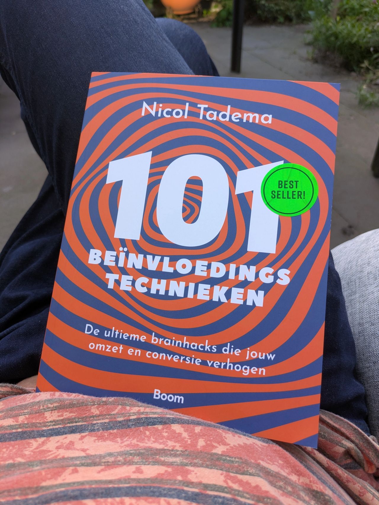 Heb het boek van Nicol Tadema uitgelezen! Ik vond het heel indrukwekkend om te lezen, maar ik wil mogelijke kopers wel waarschuwen. Het boek geeft je #101beïnvloedingstechnieken en dat verandert je kijk op de wereld compleet! Je gaat zelfs anders kijken naar een kopje koffie!
Koop je het boek? OF niet? Aan jou de keuze!
#nicol101