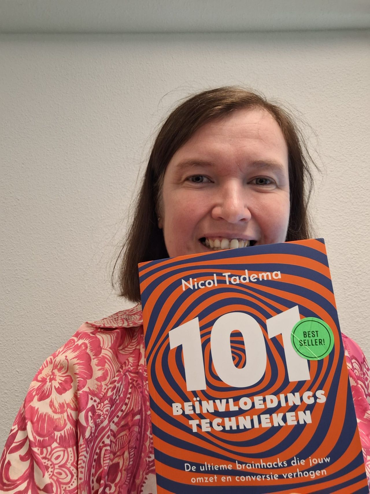 📚 𝗡𝗶𝗲𝘁 𝗺𝗶𝗷𝗻 𝗲𝗲𝗿𝘀𝘁𝗲, 𝗻𝗶𝗲𝘁 𝗺𝗶𝗷𝗻 𝘁𝘄𝗲𝗲𝗱𝗲… 𝗺𝗮𝗮𝗿 𝗺𝗶𝗷𝗻 𝗱𝗲𝗿𝗱𝗲 𝗯𝗼𝗲𝗸 𝘃𝗮𝗻 Nicol Tadema

Als recruiter én liefhebber van alles wat met beïnvloeding te maken heeft, kan ik niet wachten om in dit boek te duiken.

Nicol weet als geen ander hoe je met woorden mensen in beweging brengt — of het nu gaat om vacatureteksten, e-mails of gesprekken met kandidaten. Haar inzichten zijn niet alleen toepasbaar in werk, maar ook in het dagelijks leven.

Tijd om weer nieuwe lessen op te doen én direct toe te passen. Want één ding weet ik zeker: met Nicol leer je elke keer weer iets wat verschil maakt.

Lees je mee? Aan jou de keuze 😉 

#nicol101 #recruitment #beïnvloeding #taalkracht #lerenmetplezier