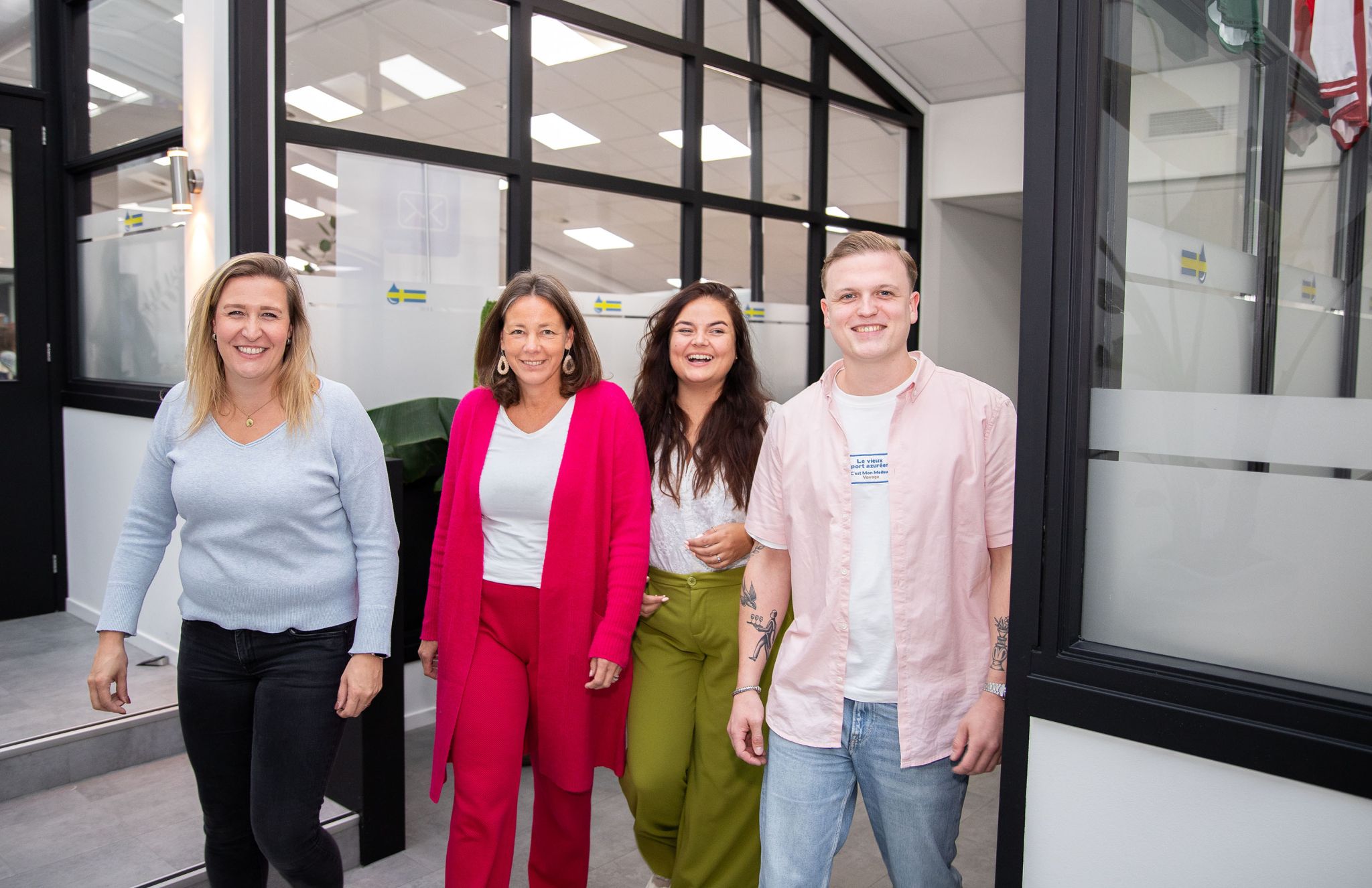 Met een lach én een klein beetje pijn in mijn hart ga ik over een maand het geweldige recruitmentteam verlaten bij 123inkt. Dat betekent dat ik het stokje als Junior Corporate Recruiter over ga dragen. Ben of ken jij iemand die toe is aan een nieuwe uitdaging? Grijp je kans! Want zeg nou zelf... Waar anders krijg je dagelijks: De zanglessen van Kim Jurna 🎙️ , F(lau)we grappen van Laurens Emmen 📢 En de aanstekelijke lach van Claire van Megen 😄 Die kun je namelijk echt niet missen! Kijk nou eens wat een geweldig Recruitmentteam dit is! 💛 

Kijk voor de vacature in de comments, en wie weet sta jij over een maand tussen deze toppers 💛⬇️ 

#werkenbij123inkt #goedvoorelkaar #CorporateRecruiter