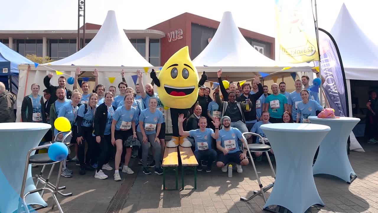 Op zondag 13 april deden we met ruim 100 123inkt.nl collega's mee met de Hilversum City Run & Walk! Het was een heerlijke zonnige ☀️ dag met gezelligheid en stiekem ook flink wat onderlinge competitie 😉
Naast de deelnemers waren er ook veel collega's die kwamen aanmoedigen! Al met al een geslaagde dag waar Rowan Sabandar een mooie aftermovie van heeft gemaakt 😃 Op dit soort dagen ben ik extra trots om deel uit te maken van zo'n leuke en groeiende organisatie. 

Volgend jaar ook mee rennen, mee lopen of aan komen moedigen? Genoeg leuke vacatures, dus waar wacht je op! 🏃🏼‍♂️💨

#werkenbij123inkt 