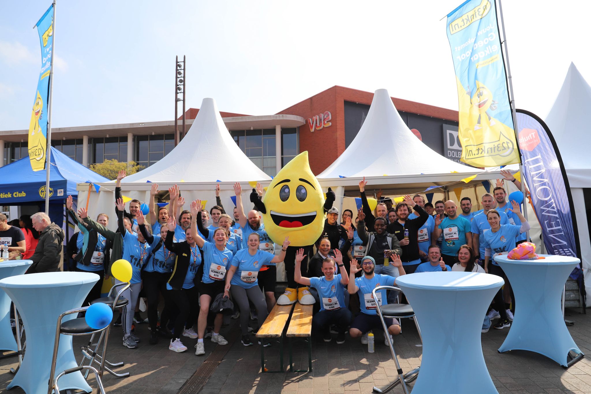💙 💛 KiKa Hilversum City Run 2025! 💛 💙 

Met meer dan 100 collega’s stonden we aan de start van de Hilversum City Walk en de City Run. Zoveel enthousiasme, fanatisme én gezelligheid, het was echt genieten!

Het was een feestje om deze editie wederom weer met Rick van de Kraats te mogen organiseren. En natuurlijk een dikke shout-out naar alle deelnemers én vrijwilligers: zonder jullie geen feest. Bedankt voor jullie inzet, enthousiasme en gezelligheid! 🙌

📣 En… wil jij volgend jaar ook meerennen in zo'n mooi 123inkt-shirt?
 Dat kan! Check onze vacatures op www.werkenbij123inkt.nl en wie weet sta jij er volgend jaar ook bij!

#KiKaRun2025 #HilversumCityRun #123inkt #Teamwork #TrotsOpOnsTeam #VoorKiKa #WerkenBij123inkt