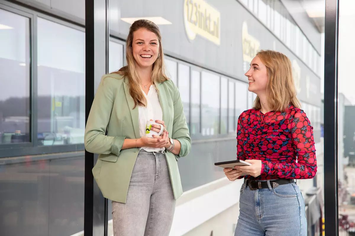 De dranghekken zijn geplaatst en de rode loper is uitgerold, want... 
Er is een plekje vrijgekomen in het leukste team van Nederland: We mogen op zoek naar een nieuwe Corporate Recruiter om ons team te komen versterken! En nee, dit is géén 1 april grap. 😉 

Dus heb jij: 
⭐ Een oog voor talent en strategisch inzicht
⭐ Bij voorkeur ervaring in een soortgelijke rol
⭐ Een flinke dosis positieve energie

En kan jij:
⭐ Naast goed praten ook goed luisteren
⭐ Secuur werken en goed beslissingen nemen
⭐ .. tegen de flauwe grappen van Laurens en de aanstekelijke lach van Claire? 

Dan is dit de baan die je zoekt! De link naar de vacature vind je in de reacties.

Interesse of meer weten? Neem vooral contact op! 

#werkenbij123inkt #recruitmentvacature #recruiter
