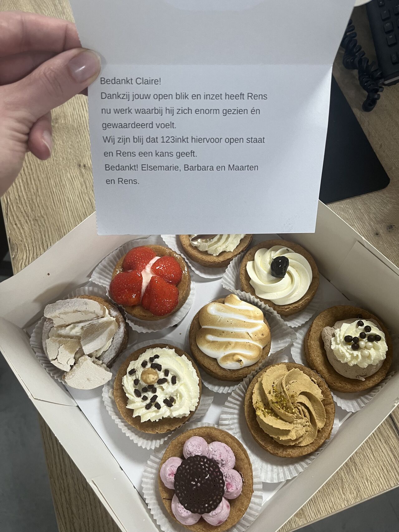 🍰Taart 🍰 

Afgelopen week werd ik verrast op kantoor met een doos vol heerlijke gebakjes. 

Ik kreeg een hele mooie mail van de ouders van Rens, hij is net klaar met school en wil graag aan het werk. Echter liep hij vaak tegen een dichte deur aan wanneer hij solliciteerde. Hij heeft extra begeleiding, ruimte en tijd nodig om zijn plek te vinden binnen een organisatie. 

Ik heb gekeken naar wat er mogelijk was binnen onze verschillende entiteiten. Hij is met veel plezier gestart als junior printer monteur bij onze dochteronderneming 123zakelijk BV 

#bedanktvoordetaart #meedenken #job
#werkenbij123inkt