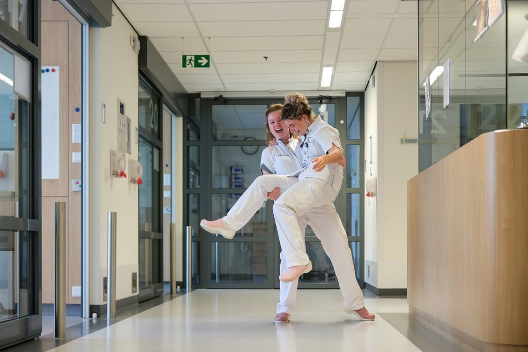 Samen levens redden in het Hart- en Vaatcentrum, dat doe je nooit alleen. 🫀🤝 Op onze afdelingen werk je vaak met z’n tweeën. Dan is het extra belangrijk dat je (ook in acute situaties) weet wat je aan elkaar hebt, op elkaar kan bouwen en natuurlijk plezier hebt.

Of je nu samen een complexe ingreep voorbereidt, patiënten begeleidt op de hartbewaking of meeloopt op de CCU: jij en je collega zijn elkaars vaste steun. In het Hart- en Vaatcentrum ben je er écht voor elkaar. Met werkplezier, humor en een hecht teamgevoel. 🩵

#werkenbijcatharina #catharinaziekenhuis #werkindezorg #hartcentrum
