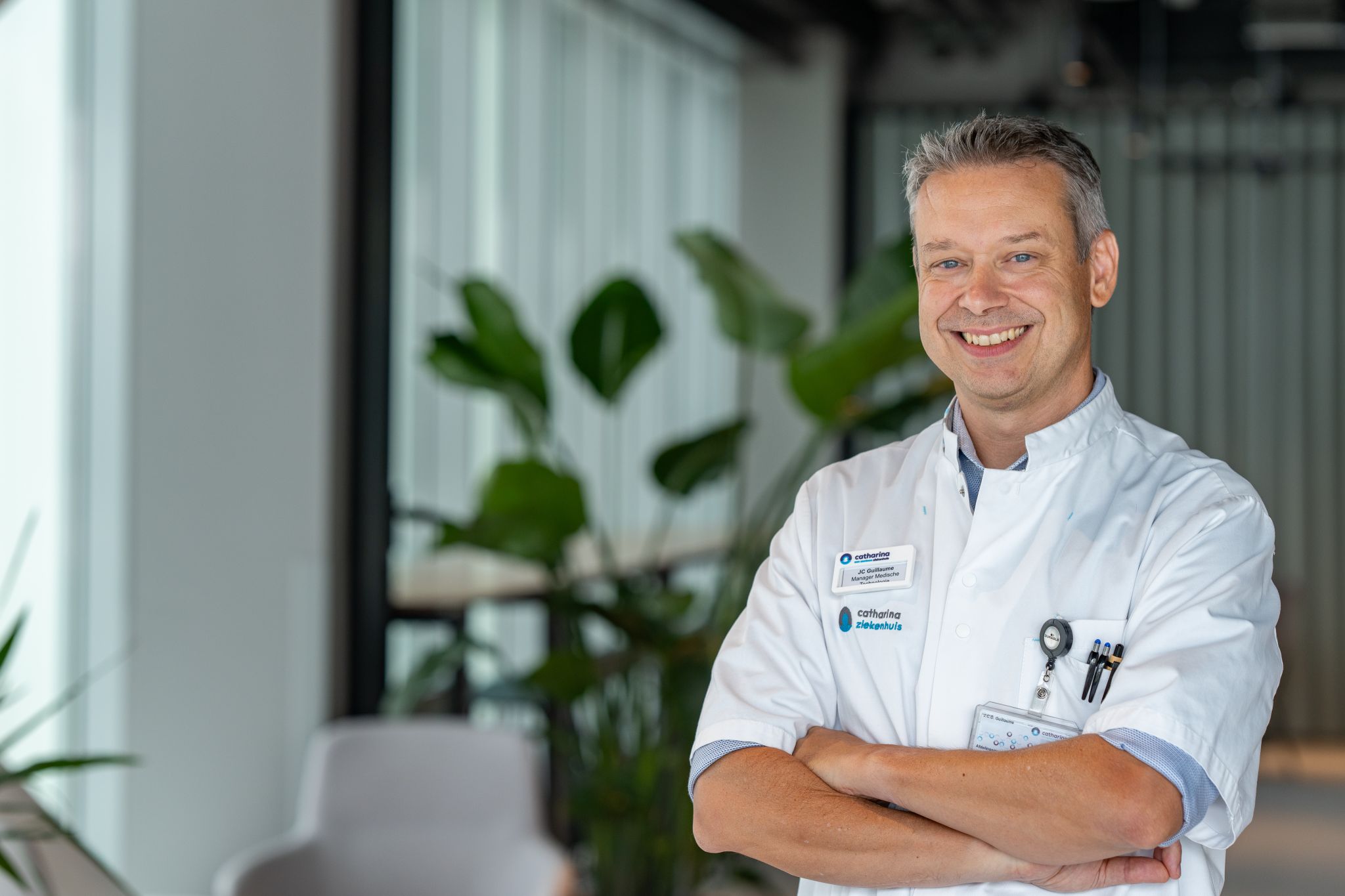 Maak kennis met Jean-Christophe Guillaume, Manager Medische Technologie bij het Catharina Ziekenhuis. Hij leidt een team dat dagelijks werkt aan veilige, innovatieve en betrouwbare medische technologie – cruciaal voor topzorg.

In zijn werk draait het niet om achter een bureau zitten, maar om verbinding maken: tussen technologie, zorgteams en kwaliteitsverbetering. 

Een mooi inkijkje achter de schermen van techniek in de zorg — vakwerk dat het verschil maakt! 💡 Je leest het hier: https://lnkd.in/e5Q_sbdG 

#werkenbijcatharina #eindhoven 