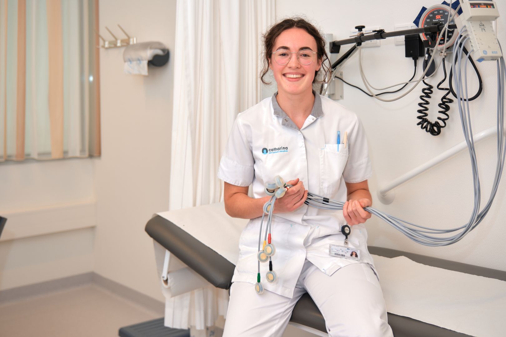 💡 𝗘𝗲𝗻 𝘃𝗮𝗸𝗮𝗻𝘁𝗶𝗲𝗯𝗮𝗮𝗻 𝗱𝗶𝗲 𝗷𝗲 𝗲𝗲𝗻 𝘃𝗼𝗼𝗿𝘀𝗽𝗿𝗼𝗻𝗴 𝗴𝗲𝗲𝗳𝘁 𝗼𝗽 𝗲𝗲𝗻 𝗰𝗮𝗿𝗿𝗶è𝗿𝗲 𝗶𝗻 𝗱𝗲 𝘇𝗼𝗿𝗴
Dat ervaarde Marieke (23) deze zomer op de Poli Cardiologie van het Catharina Ziekenhuis. Vanuit haar studie Biomedical Engineering aan de TU Eindhoven  stapte ze de praktijk in: patiënten ophalen, bloeddruk meten, ECG’s maken én waardevol contact met mensen.

Of je nu studeert, een nieuwe richting zoekt of gewoon wilt ervaren hoe het is om in de zorg te werken – in het Catharina Ziekenhuis krijg je de kans om je talenten in te zetten en te groeien.

Marieke benutte haar vakantie op een betekenisvolle manier en koos voor vakantiewerk in de zorg. Lees haar verhaal: https://lnkd.in/dtzBKykU

#werkenbijcatharina #catharinaziekenhuis #eindhoven