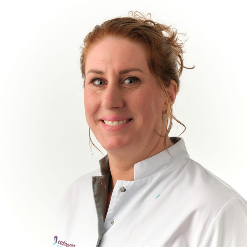 Wat doe je als je weet dat je niet meer beter wordt? In de nieuwste aflevering van 'Over leven, Eva’s verhalen' vertelt oncologisch verpleegkundige Eva over een bijzondere ontmoeting met een 69-jarige patiënt. Een man met een bewuste keuze: geen zware behandelingen meer, maar kiezen voor kwaliteit van leven.

Tijdens een gesprek op de gang bij radiologie deelt hij openhartig over zijn leven, zijn liefde voor zijn gezin en het loslaten van het zorgen voor elkaar. Zijn woorden zijn eenvoudig, maar raken diep: “Ik ervaar golven van liefde.”

Een ontroerend verhaal over aanvaarding, liefde en dankbaarheid in de laatste levensfase.

https://lnkd.in/e4jbq22F

#werkenbijcatharina