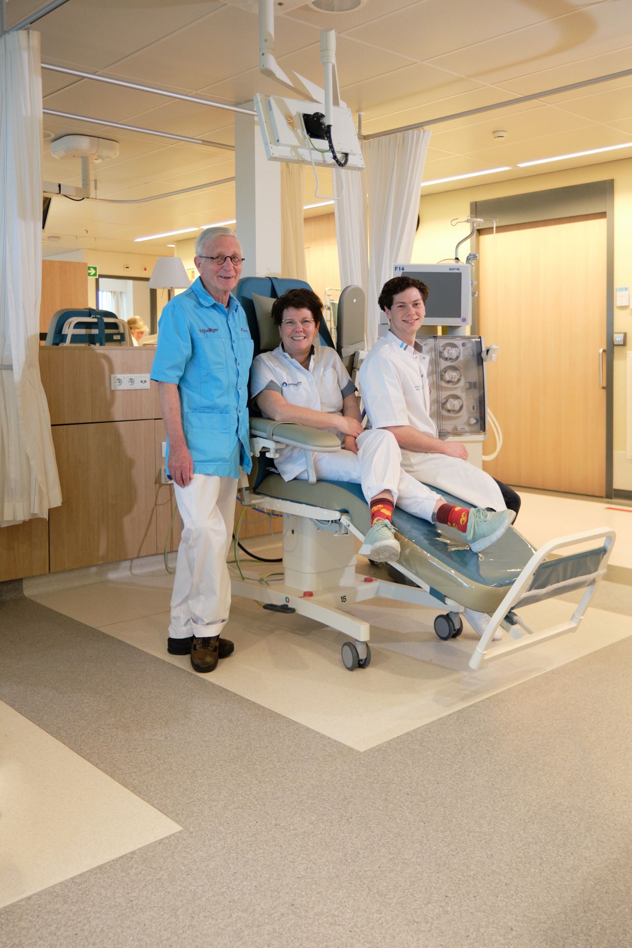 𝗗𝗿𝗶𝗲 𝗴𝗲𝗻𝗲𝗿𝗮𝘁𝗶𝗲𝘀 𝗶𝗻 𝗵𝗲𝘁 𝗖𝗮𝘁𝗵𝗮𝗿𝗶𝗻𝗮!
Moeder Christel, zoon Youp én opa Ton: alle drie werk(t)en ze in ons ziekenhuis. Hoe is dat eigenlijk, samen met je familie in de zorg? 

Een ding is zeker: respect, warmte en een flinke dosis trots zit bij deze familie in het bloed. ❤️

Lees hier het hele verhaal 👉 https://lnkd.in/dT_vXYxB 

#werkenbijcatharina 