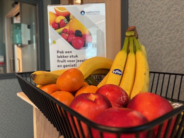𝗚𝗿𝗮𝘁𝗶𝘀 𝗳𝗿𝘂𝗶𝘁, 𝗻𝘂 𝗼𝗽 𝗮𝗹𝗹𝗲 𝗮𝗳𝗱𝗲𝗹𝗶𝗻𝗴𝗲𝗻!🥝🍌🍏
Bij het Catharina Hospital Eindhoven zorgen we niet alleen goed voor onze patiënten, maar ook voor onze medewerkers. Daarom bieden we voortaan gratis fruit aan – zowel in het personeelsrestaurant, als op alle afdelingen. 

🍐🍊 Een vitale werkdag begint in het Catharina Ziekenhuis met gezonde keuzes! 

#SamenBeterEten #CatharinaVitaal #werkenbijcatharina