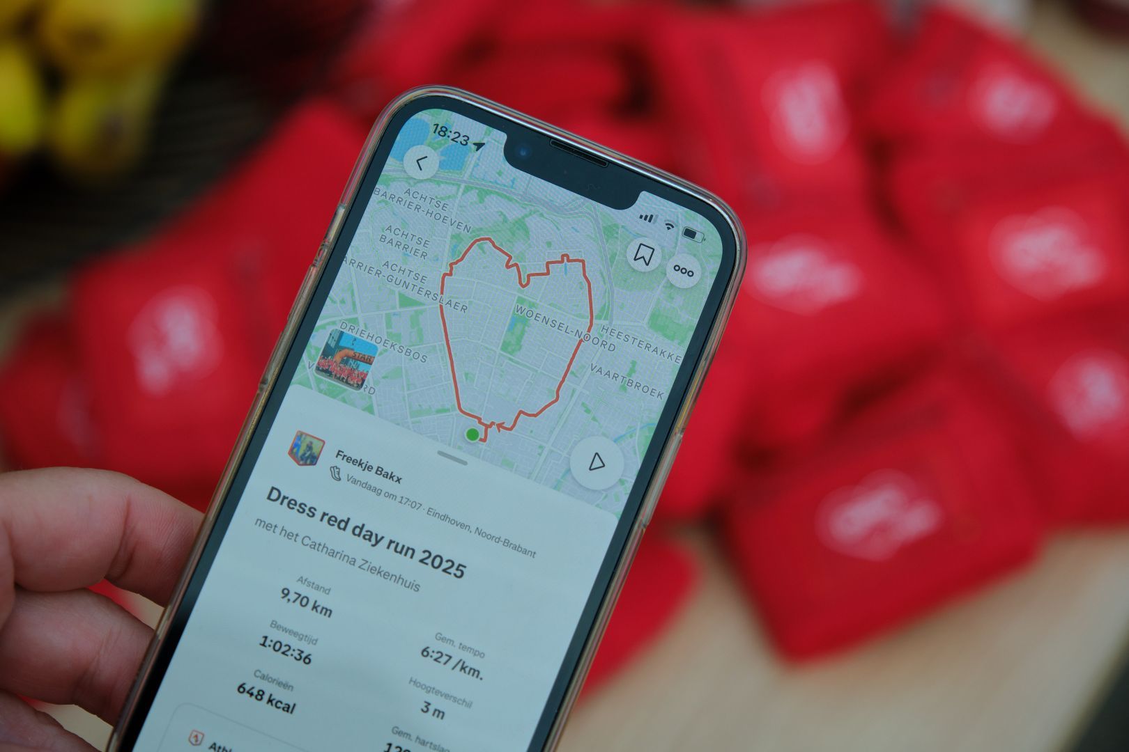 𝗗𝗿𝗲𝘀𝘀 𝗥𝗲𝗱 𝗗𝗮𝘆 𝗯𝗶𝗷 𝗖𝗮𝘁𝗵𝗮𝗿𝗶𝗻𝗮: 𝗼𝗻𝘀 𝗵𝗮𝗿𝘁 𝘃𝗼𝗼𝗿 𝘃𝗿𝗼𝘂𝘄𝗲𝗻
Aandacht voor hart- en vaatziekten bij vrouwen. Dat is het doel van Dress Red Day. Het Catharina Ziekenhuis gaf daar maandag 29 september invulling aan met de Dress Red Day Run/Walk.

Meer dan zestig medewerkers – van artsen tot verpleegkundigen en kantoorpersoneel – wandelden of renden na werktijd nog een flinke afstand met start en finish voor de hoofdingang van het ziekenhuis. Dat deden ze om de schijnwerpers te richten op feiten die misschien onbekend zijn, maar als je ze hoort, direct beklijven. Want wist je dat er elke dag 53 vrouwen in Nederland overlijden aan een hart- of vaatziekte?

Er was een route van 10 kilometer door Eindhoven uitgezet in de vorm van een hart, die één of twee keer kon worden gelopen onder het mom van ‘Dit is ons hart voor vrouwen’. Interventiecardioloog Annemiek de Vos kon zelf niet meedoen aan het sportieve evenement, maar was trots op haar collega’s. “Het is prachtig om te zien hoe collega’s zich inzetten voor een goed doel als Dress Red Day. Ik draag dit thema een groot hart toe. Het is ontzettend belangrijk om aandacht te blijven vragen voor hart- en vaatziekten bij vrouwen.”

#hartvoorvrouwen #catharinaziekenhuis #werkenbijcatharina Hartstichting 