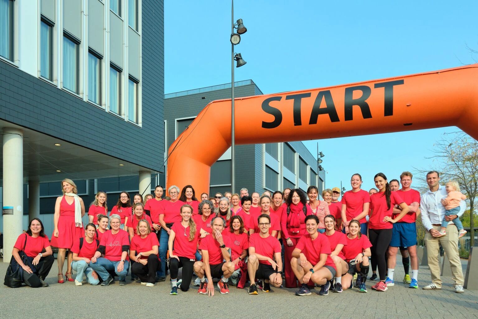 ❤️ Dit is ons hart voor vrouwen ❤️ Vanavond heb ik met meer dan 60 van mijn collega's van het Catharina Hospital Eindhoven een hart-vormige route van 10 km gewandeld om aandacht te vestigen op hart- en vaatziekten bij vrouwen. Mijn collega Marlies Pragt rende de route, Marie-Jose Groenen-van Steen en ik hebben gewandeld. We kwamen onderweg onze rennende collega's tegen. Het was echt gezellig en leuk om samen te doen. #hartvoorvrouwen #werkenbijcatharina #DressRedDay #WereldHartDag #WorldHeartDay
https://lnkd.in/eZkyg6ng