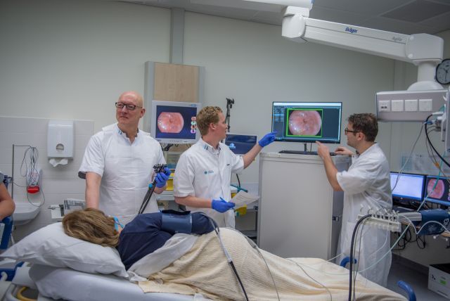 𝗣𝗵𝗗-𝗸𝗮𝗻𝗱𝗶𝗱𝗮𝗮𝘁 𝗕𝗶𝗼𝗹𝗼𝗴𝗶𝗰𝗮𝗹𝘀 𝗲𝗻 𝗰𝗵𝗿𝗼𝗻𝗶𝘀𝗰𝗵𝗲 𝗱𝗮𝗿𝗺𝗼𝗻𝘁𝘀𝘁𝗲𝗸𝗶𝗻𝗴𝗲𝗻 (𝗜𝗕𝗗)
Hoe kunnen we artsen en patiënten beter ondersteunen bij het verantwoord afbouwen of stoppen van biologicals bij IBD? Dat is de centrale vraag waar jij als PhD-kandidaat bij het Catharina Ziekenhuis mee aan de slag gaat.

Binnen het KOMPAS-project werk je samen met artsen, onderzoekers, data-analisten én patiëntvertegenwoordigers. Samen ontwikkelen jullie een toepasbaar beslismodel dat ons helpt om deze keuzes op een verantwoorde manier te maken.

𝗪𝗮𝘁 𝗺𝗮𝗮𝗸𝘁 𝗱𝗶𝘁 𝘁𝗿𝗮𝗷𝗲𝗰𝘁 𝗯𝗶𝗷𝘇𝗼𝗻𝗱𝗲𝗿?
🎓 Je promoveert aan de Erasmus School of Health Policy & Management (ESHPM).
💡 Je doet onderzoek met directe waarde voor de zorgpraktijk.
🤝 Je wordt onderdeel van het innovatieve researchnetwerk van ESHPM en Santeon, de samenwerking van 7 topklinische ziekenhuizen in Nederland.
Wij zoeken een onderzoeker met een afgeronde master in Geneeskunde, Biomedische Wetenschappen, Gezondheidswetenschappen, Farmacie of een TU-opleiding met zorgprofiel.

𝗪𝗶𝗹 𝗷𝗶𝗷 𝘄𝗲𝘁𝗲𝗻𝘀𝗰𝗵𝗮𝗽 𝗲𝗻 𝘇𝗼𝗿𝗴 𝗱𝗶𝗰𝗵𝘁𝗲𝗿 𝗯𝗶𝗷 𝗲𝗹𝗸𝗮𝗮𝗿 𝗯𝗿𝗲𝗻𝗴𝗲𝗻?
 👉 Lees meer en solliciteer vóór 1 november via: https://lnkd.in/eY9k-k2P 

#werkenbijcatharina #catharinaziekenhuis #PhD #onderzoek #IBD #biologicals