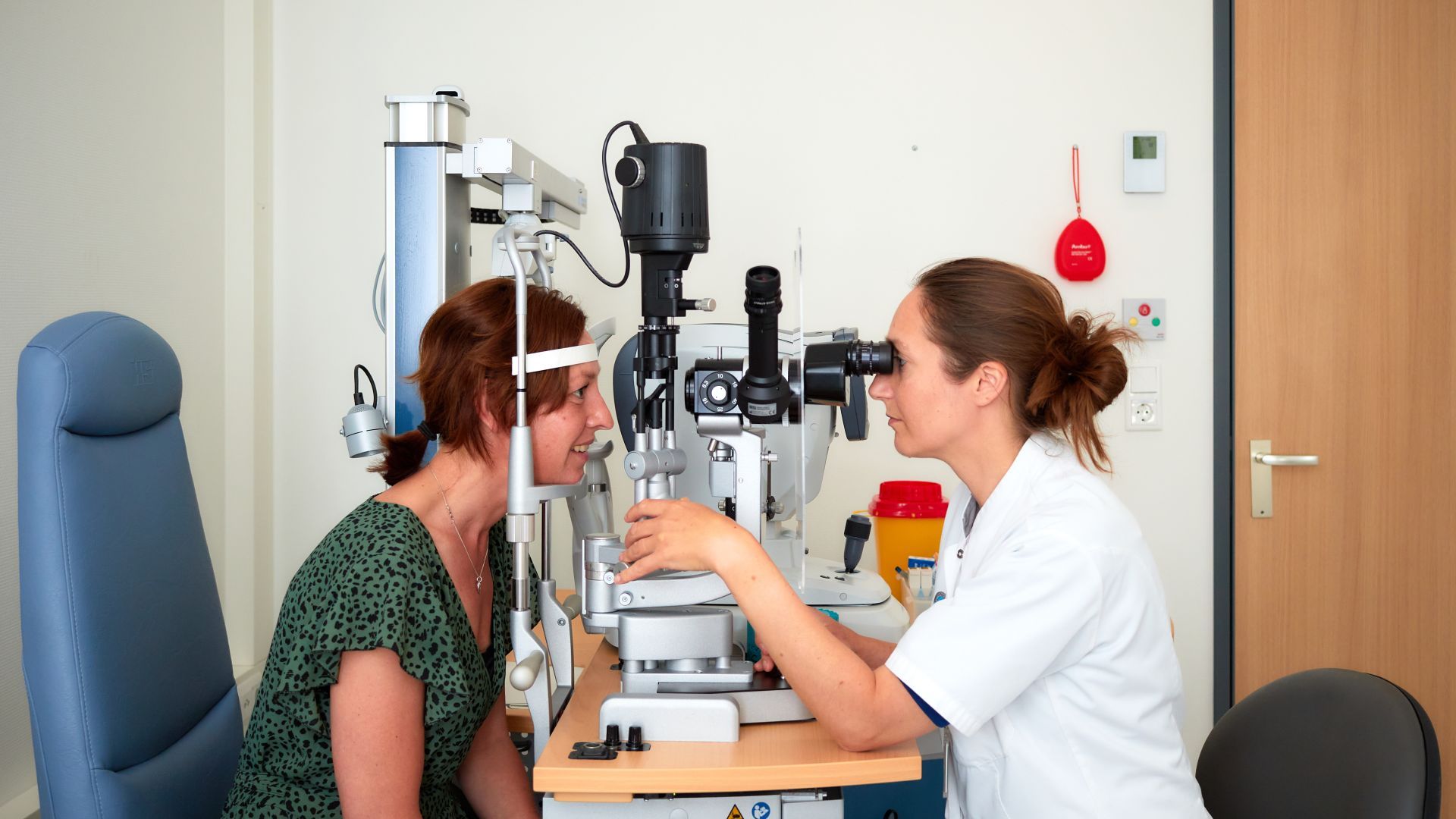 𝗘𝗲𝗻 𝘀𝗰𝗵𝗲𝗿𝗽𝗲 𝗯𝗹𝗶𝗸 𝗼𝗽 𝗱𝗲 𝘇𝗼𝗿𝗴
De polikliniek Oogheelkunde groeit. Meer patiënten, nieuwe behandelingen en volop kansen om onze zorg verder te verbeteren. Daarom zoeken we een #teamleider die richting geeft, structuur brengt en samen met het team blijft vernieuwen.

Je geeft leiding aan een betrokken groep professionals: van doktersassistent tot optometrist . Jij zorgt dat zij met plezier kunnen werken en leren. Met jouw visie en daadkracht help je het team elke dag weer de beste oogzorg te bieden.

Wil jij bouwen aan de zorg van vandaag én morgen? 👀👉https://lnkd.in/dNstgzPj

#Werkenbijcatharina #Oogheelkunde #Eindhoven