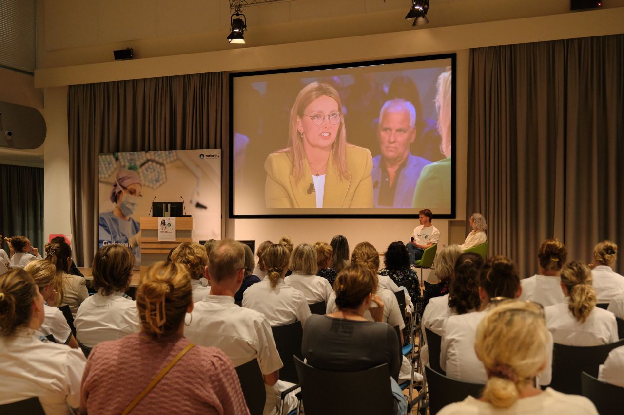 Met enige regelmaat organiseren we voor onze medewerkers interessante college tours. Vorige week was Matthijs Hermans in huis. Hij ging met 180 verpleegkundigen in gesprek over de laatste levensfase van zijn vrouw Eva. Zij kreeg veel bekendheid door haar deelname aan het tv-programma Over mijn lijk en het uitbrengen van haar boek. 

Het was een indrukwekkend verhaal en heel inspirerend en leerzaam voor onze medewerkers. 

#werkenbijcatharina #levenlangleren #inspiratie #catharinaziekenhuis
