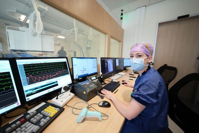 𝗠𝗛𝗩 𝗧𝗿𝗮𝗶𝗻𝗲𝗲𝘀𝗵𝗶𝗽 𝗖𝗮𝗿𝗱𝗶𝗮𝗰 𝗖𝗮𝗿𝗲 (𝗖𝗖𝗨) 𝗴𝗮𝗮𝘁 𝘃𝗮𝗻 𝘀𝘁𝗮𝗿𝘁!
Ben jij klaar om het hart van de zorg te raken? Als Medisch Hulpverlener (MHV) in onze Cardiac Care Unit (CCU) ga je aan de slag met de meest geavanceerde zorg voor patiënten met acute en complexe hartproblemen. Van beademing tot mechanische pompfunctie: jij levert topklinische zorg waar iedere minuut telt. 

Onze MHV-collega’s van de CCU geven aan: “We leren iedere dag nieuwe dingen, vooral in het ‘doen’. Naast het feit dat we veel leren van verpleegkundige collega’s met veel praktijkervaring, is het werk hier vooral heel divers en complex. Als MHV-er ben je volledig onderdeel van het team en word je met open armen ontvangen.”

Ben jij op zoek naar een dynamische uitdaging, waar je niet alleen als professional groeit, maar waar leren en plezier hand in hand gaan? Als je interesse hebt in het werken met de nieuwste technologieën in hartzorg, dan is dit jouw kans.

👉28-36 uur per week
👉De opleiding combineert theorie en praktijk
👉Nauw samenwerken met cardiologen, intensivisten en je collega’s
👉De mogelijkheid om je te specialiseren in cardiochirurgie, beademing en meer

Dus, wat zeg je? Durf jij het aan om samen met ons het hart van de zorg verder te versterken? Neem contact op met teamleider Janneke of solliciteer direct!

👉 https://lnkd.in/eRrkiRUq

#werkenbijcatharina #cardiaccare #mhv #hartzorg #ccu #ziekenhuiszorg 