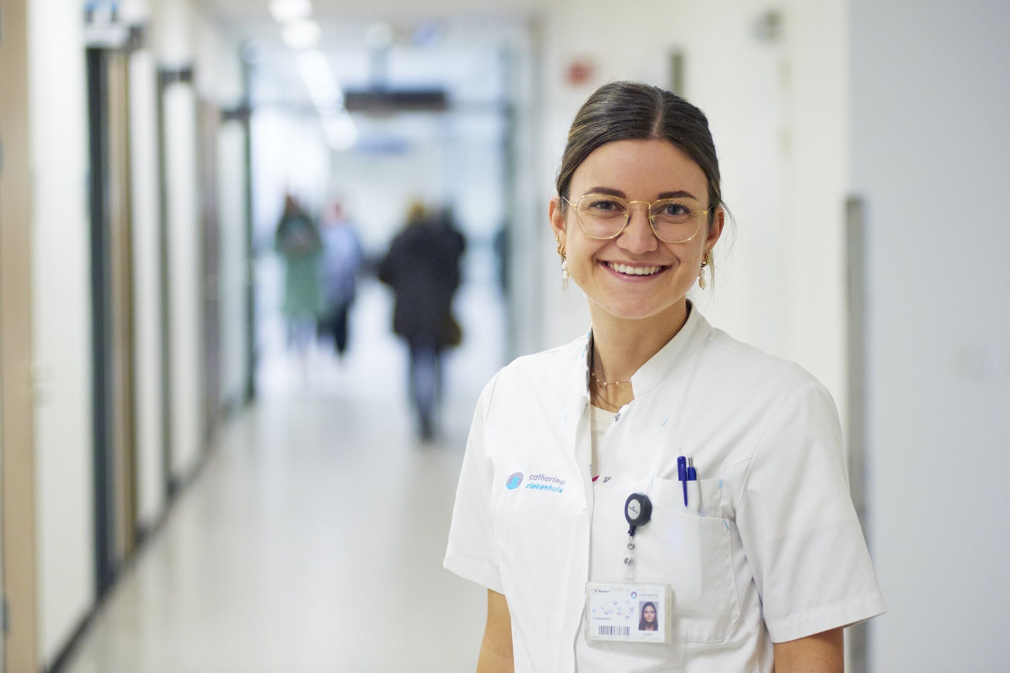 𝗩𝗮𝗰𝗮𝘁𝘂𝗿𝗲: 𝗣𝗵𝗗-𝗸𝗮𝗻𝗱𝗶𝗱𝗮𝗮𝘁 – 𝗖𝗼𝗺𝗽𝗹𝗲𝘅𝗲 𝗘𝗻𝗱𝗲𝗹𝗱𝗮𝗿𝗺𝗸𝗮𝗻𝗸𝗲𝗿
Wil jij baanbrekend onderzoek doen en bijdragen aan het verbeteren van de zorg voor patiënten met complexe endeldarmkanker? Als PhD-kandidaat in het Catharina Ziekenhuis krijg je de kans om te promoveren binnen een topklinisch centrum, waar je samenwerkt met een dynamisch, multidisciplinair team van specialisten en onderzoekers. Het onderzoek richt zich op de nieuwste inzichten in de behandeling van endeldarmkanker, met als doel de zorg te optimaliseren en patiënten landelijk te helpen. Gelijktijdig verbeteren we samen met partnerziekenhuizen ook nog eens de verwijszorg.  

- 36 uur per week
- Onderzoek naar de behandeling van vergevorderde en terugkerende endeldarmkanker
- Samenwerken met topklinische experts en verwijzende ziekenhuizen 
- Promotie bij de Universiteit Maastricht

Onze collega’s zeggen: “Dit is dé kans om niet alleen je kennis te verdiepen, maar om echt impact te maken in een vooruitstrevend vakgebied.” Kom jij ons team versterken en bijdragen aan de toekomst van de oncologische zorg?

👉 https://lnkd.in/eNE33-_F

#werkenbijcatharina #PhD #oncologischonderzoek #endeldarmkanker #topklinischcentrum #onderzoek #kankerzorg #wetenschap