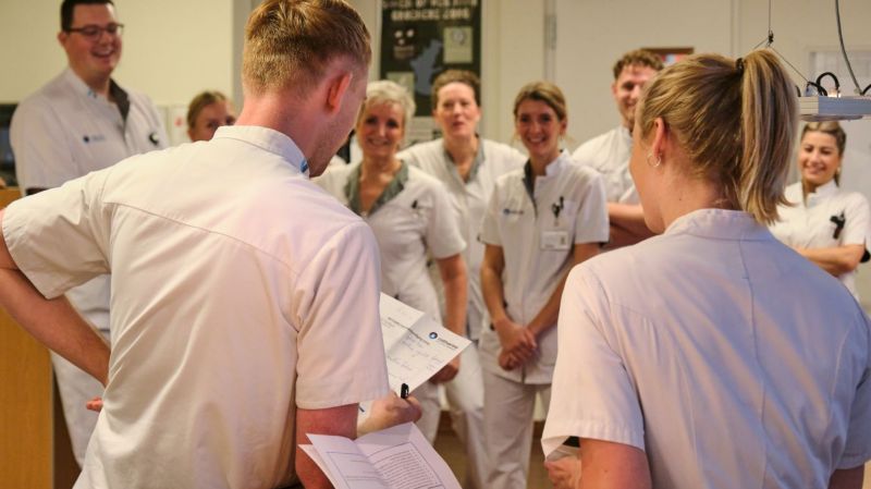 Geen dag hetzelfde op de Spoedeisende Hulp van het Catharina Ziekenhuis! 

Als 𝘃𝗲𝗿𝗽𝗹𝗲𝗲𝗴𝗸𝘂𝗻𝗱𝗶𝗴𝗲 𝗼𝗽 𝗱𝗲 𝗦𝗽𝗼𝗲𝗱𝗲𝗶𝘀𝗲𝗻𝗱𝗲 𝗛𝘂𝗹𝗽 werk je samen met artsen en collega’s om in acute situaties de beste zorg te bieden. Je behandelt een breed scala aan ziektebeelden en leeftijden, waardoor je continu schakelt en scherp blijft. Bij ons werk je niet alleen, je groeit ook. We bieden scholingen, simulatietrainingen en zelfs een unieke uitwisseling met de IC en ambulance. Daarnaast kun je je specialiseren in aandachtsvelden zoals seksueel geweld, agressie of rampenopvang. 
 
En terwijl jij zorgt voor onze patiënten, zorgen wij voor jou: direct een vast contract, een aantrekkelijk salaris volgens FWG 55, 144 vakantie-uren en 57 PLB-uren per jaar (op basis van een 36-urige werkweek). Daarbovenop ontvang je vakantietoeslag en een eindejaarsuitkering. Ook krijg je toegang tot ons Catharina Vitaal-programma voor jouw mentale en fysieke welzijn. 
 
Nieuwsgierig geworden? Lees meer of solliciteer direct via de link en zet de volgende stap in jouw carrière! 👇 

https://lnkd.in/eKNDR8zB 
 
#werkenbijcatharina #SEH #Spoedeisendehulp #verpleegkunde