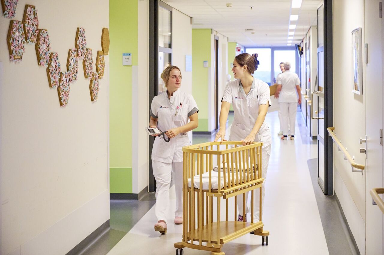 Bij het Vrouw Kind Centrum van het Catharina Ziekenhuis draait alles om hoogwaardige geboortezorg en persoonlijke aandacht. Als 𝗞𝗹𝗶𝗻𝗶𝘀𝗰𝗵 𝗩𝗲𝗿𝗹𝗼𝘀𝗸𝘂𝗻𝗱𝗶𝗴𝗲 begeleid je zwangeren op onze verloskamers en kraamafdeling, voer je consulten uit en werk je nauw samen met gynaecologen, arts-assistenten en collega-verloskundigen. Wij bieden jou: Een hecht en warm team waarin alles bespreekbaar is. Een inwerkprogramma op maat, ook als je nog geen klinische ervaring hebt. Interne trainingen zoals CTG-onderwijs en scenariotrainingen. Ben jij empathisch, flexibel en wil je bijdragen aan onvergetelijke momenten voor aanstaande ouders? Dan moedigen wij je aan om te reageren!

📍 Parttime of fulltime (24-36 uur) 
📈 HBO | FWG 60 | BIG-registratie vereist 

Solliciteer vandaag nog en ontdek hoe jij beter nóg beter maakt. 👉 https://lnkd.in/eB37f33t

#werkenbijcatharina #verloskunde #zorgvacature #vrouwkindcentrum #geboortezorg