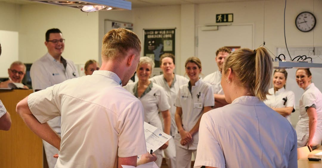 Geen dag is hetzelfde op de Spoedeisende Hulp van het Catharina Ziekenhuis! 

Als 𝘃𝗲𝗿𝗽𝗹𝗲𝗲𝗴𝗸𝘂𝗻𝗱𝗶𝗴𝗲 𝗼𝗽 𝗱𝗲 𝗦𝗽𝗼𝗲𝗱𝗲𝗶𝘀𝗲𝗻𝗱𝗲 𝗛𝘂𝗹𝗽 werk je samen met artsen en collega’s om in acute situaties de beste zorg te bieden. Je behandelt een breed scala aan ziektebeelden en leeftijden, waardoor je continu schakelt en scherp blijft. Bij ons werk je niet alleen, je groeit ook. We bieden scholingen, simulatietrainingen en zelfs een unieke uitwisseling met de IC en ambulance. Daarnaast kun je je specialiseren in aandachtsvelden zoals seksueel geweld, agressie of rampenopvang. 

En terwijl jij zorgt voor onze patiënten, zorgen wij voor jou: direct een vast contract, een aantrekkelijk salaris volgens FWG 55, 144 vakantie-uren en 57 PLB-uren per jaar (op basis van een 36-urige werkweek). Daarbovenop ontvang je vakantietoeslag en een eindejaarsuitkering. Ook krijg je toegang tot ons Catharina Vitaal-programma voor jouw mentale en fysieke welzijn. 

Nieuwsgierig geworden? Lees meer of solliciteer direct via de link en zet de volgende stap in jouw carrière! 👇 

https://werkenbij.catharinaziekenhuis.nl/vacatures/verpleegkundige-spoedeisende-hulp-parttime-of-fulltime/ 
 
#werkenbijcatharina #SEH #Spoedeisendehulp #verpleegkunde