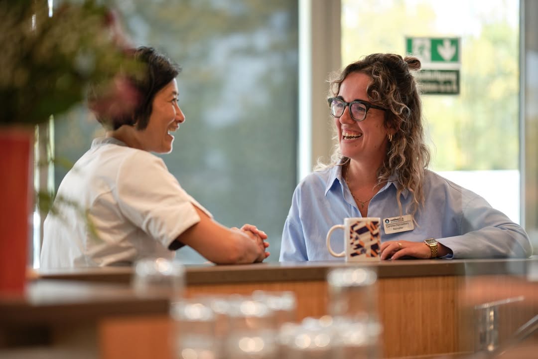 𝗪𝗼𝗿𝗱 𝗼𝗻𝘇𝗲 𝗻𝗶𝗲𝘂𝘄𝗲 𝗿𝗲𝗰𝗿𝘂𝗶𝘁𝗲𝗿!

Ben jij een recruiter met passie voor zorg en zoek je een uitdagende functie in een ziekenhuis? Dan hebben wij de perfecte rol voor jou!

Als recruiter binnen ons ziekenhuis kom je door heel het ziekenhuis en ben jij hét aanspreekpunt voor jouw zorggroep(en). Je werft van artsen tot verpleegkundigen, en van logistieke medewerkers tot physician assistants: jij zorgt voor de juiste recruitmentstrategie!

𝗪𝗮𝘁 𝗴𝗮 𝗷𝗲 𝗱𝗼𝗲𝗻?
• Schrijven van pakkende vacatureteksten 
• Coördineren van het recruitmentproces voor verschillende zorggroepen
• Relaties opbouwen met diverse afdelingen

𝗪𝗮𝘁 𝗯𝗶𝗲𝗱𝗲𝗻 𝘄𝗶𝗷 𝗷𝗼𝘂?
✅ 24 uur per week (met je vaste werkdag op vrijdag)
✅ Salaris tussen € 3.329,00 en € 4.723,00 (op basis van 36 uur)
✅ Flexibiliteit om deels thuis te werken
✅ 144 vakantie-uren + extra voordelen zoals een eindejaarsuitkering 
✅ Ruimte voor persoonlijke ontwikkeling en training

Bij ons werk je in een hecht en gezellig team dat van aanpakken houdt. Ben jij klaar voor een nieuwe uitdaging? Solliciteer nu naar deze leuke functie:
https://werkenbij.catharinaziekenhuis.nl/vacatures/recruiter-ziekenhuis-parttime/

#werkenbijcatharina #recruiter #zorg #vacature #zorgrecruitment #parttime