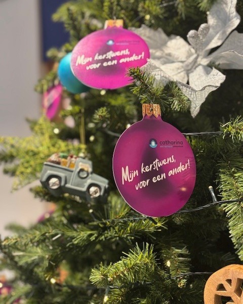 𝗛𝗮𝗻𝗴 𝗷𝗼𝘂𝘄 𝗸𝗲𝗿𝘀𝘁𝘄𝗲𝗻𝘀! Van 8 tot en met 15 december staan er kerstbomen in de centrale hal van het Catharina Ziekenhuis. In een van deze bomen kun jij een kerstwens achterlaten. Niet voor jezelf, maar voor iemand anders. Denk aan een patiënt, een familielid of een collega. Schrijf jouw wens op een kerstbal en hang hem in de boom. Doe mee en geef iemand een glimlach deze kerst.

#werkenbijcatharina