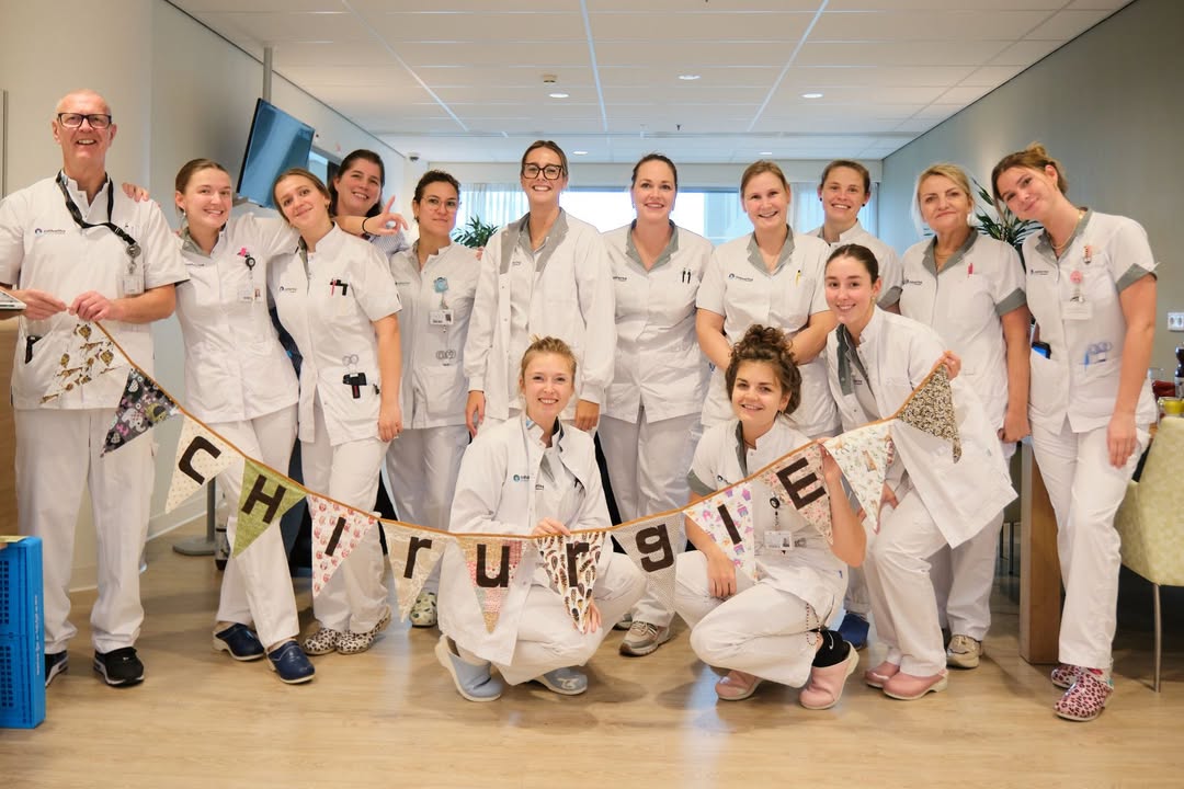 Werken op de 𝘃𝗲𝗿𝗽𝗹𝗲𝗲𝗴𝗮𝗳𝗱𝗲𝗹𝗶𝗻𝗴 𝗔𝗹𝗴𝗲𝗺𝗲𝗻𝗲 𝗖𝗵𝗶𝗿𝘂𝗿𝗴𝗶𝗲 betekent dynamiek en afwisseling. Meerdere specialismen komen hier samen: van gynaecologie en urologie tot (vaat)chirurgie en traumatologie. Het werk vraagt om klinisch redeneren op hoog niveau en alert inspelen op (semi) acute situaties.
Op dit moment zijn we op zoek naar een verpleegkundige. De functie biedt veel verpleegtechnische handelingen, zoals complexe wondzorg, drainzorg en epiduraal. Daarnaast is er volop ruimte om kennis te verdiepen en door te groeien. Denk aan de Complexe Cursus Algemene Chirurgie, een vaatcursus of zelfs een stap richting IC, SEH of Medium Care.

Binnen het team is ruimte om te leren maar er is ook plaats voor ontspanning. Buiten werktijd vinden er regelmatig activiteiten plaats zoals pubquizen of het bezoeken van een kerstmarkt. Zo ontstaat een fijne balans tussen professionaliteit en plezier.
Ben jij klaar voor een rol waarin je elke dag het beste uit jezelf haalt? Bekijk de volledige vacature op onze werken-bij website en solliciteer dit weekend nog. Heb je vragen? Schroom dan niet om ze te stellen. 

👉 Bekijk de vacature via de link in bio.

#werkenbijcatharina #verpleegkunde #chirurgie