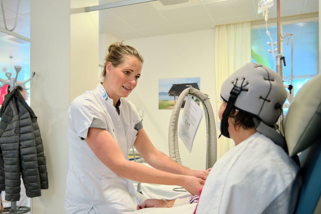 “𝗘𝗹𝗸𝗲 𝗱𝗮𝗴 𝗺𝗮𝗴 𝗶𝗸 𝗶𝗲𝘁𝘀 𝗯𝗲𝘁𝗲𝗸𝗲𝗻𝗲𝗻 𝘃𝗼𝗼𝗿 𝗺𝗲𝗻𝘀𝗲𝗻 𝗶𝗻 𝗲𝗲𝗻 𝗸𝘄𝗲𝘁𝘀𝗯𝗮𝗿𝗲 𝗽𝗲𝗿𝗶𝗼𝗱𝗲.”
Lenneke werkt als oncologieverpleegkundige op de oncologische dagbehandeling van het Catharina Kanker Instituut. Na twaalf jaar op de chirurgische oncologieafdeling vond ze hier opnieuw haar plek.

“𝘝𝘦𝘦𝘭 𝘮𝘦𝘯𝘴𝘦𝘯 𝘥𝘦𝘯𝘬𝘦𝘯 𝘥𝘢𝘵 𝘩𝘦𝘵 𝘢𝘭𝘭𝘦𝘦𝘯 𝘮𝘢𝘢𝘳 𝘻𝘸𝘢𝘢𝘳 𝘪𝘴, 𝘮𝘢𝘢𝘳 𝘦𝘳 𝘸𝘰𝘳𝘥𝘵 𝘩𝘪𝘦𝘳 𝘰𝘰𝘬 𝘷𝘦𝘦𝘭 𝘨𝘦𝘭𝘢𝘤𝘩𝘦𝘯. 𝘑𝘦 𝘣𝘰𝘶𝘸𝘵 𝘦𝘤𝘩𝘵 𝘦𝘦𝘯 𝘣𝘢𝘯𝘥 𝘰𝘱 𝘮𝘦𝘵 𝘱𝘢𝘵𝘪ë𝘯𝘵𝘦𝘯. 𝘚𝘰𝘮𝘮𝘪𝘨𝘦𝘯 𝘬𝘰𝘮𝘦𝘯 𝘸𝘦𝘬𝘦𝘭𝘪𝘫𝘬𝘴 𝘵𝘦𝘳𝘶𝘨. 𝘑𝘦 𝘣𝘦𝘯𝘵 𝘦𝘳 𝘰𝘱 𝘦𝘦𝘯 𝘮𝘰𝘮𝘦𝘯𝘵 𝘥𝘢𝘵 𝘩𝘦𝘵 𝘭𝘦𝘷𝘦𝘯 𝘷𝘢𝘯 𝘪𝘦𝘮𝘢𝘯𝘥 𝘰𝘱 𝘻’𝘯 𝘬𝘰𝘱 𝘴𝘵𝘢𝘢𝘵. 𝘋𝘢𝘵 𝘮𝘢𝘢𝘬𝘵 𝘥𝘪𝘵 𝘸𝘦𝘳𝘬 𝘻𝘰 𝘣𝘪𝘫𝘻𝘰𝘯𝘥𝘦𝘳.”

Op de dagbehandeling komen dagelijks 40 tot 50 patiënten voor een injectie of een behandeling van enkele uren. Het team werkt nauw samen met de verpleegafdeling en andere disciplines zoals artsen, diëtisten en maatschappelijk werk. De lijntjes zijn kort, de sfeer warm en collegiaal.

Lenneke: “𝘞𝘦 𝘻𝘰𝘦𝘬𝘦𝘯 𝘮𝘦𝘯𝘴𝘦𝘯 𝘮𝘦𝘵 𝘦𝘦𝘯 𝘨𝘳𝘰𝘰𝘵 𝘩𝘢𝘳𝘵 𝘷𝘰𝘰𝘳 𝘥𝘦 𝘱𝘢𝘵𝘪ë𝘯𝘵. 𝘋𝘪𝘦 𝘶𝘪𝘵𝘥𝘢𝘨𝘪𝘯𝘨 𝘻𝘪𝘦𝘯 𝘪𝘯 𝘻𝘰𝘳𝘨 𝘮𝘦𝘵 𝘢𝘢𝘯𝘥𝘢𝘤𝘩𝘵, 𝘰𝘰𝘬 𝘢𝘭𝘴 𝘩𝘦𝘵 𝘥𝘳𝘶𝘬 𝘪𝘴. 𝘏𝘦𝘵 𝘪𝘴 𝘻ó 𝘸𝘢𝘢𝘳𝘥𝘦𝘷𝘰𝘭 𝘰𝘮 𝘩𝘪𝘦𝘳 𝘵𝘦 𝘮𝘰𝘨𝘦𝘯 𝘸𝘦𝘳𝘬𝘦𝘯.”

💙Wil jij ook werken in een hecht team dat gedreven is door het leven?
💙Bekijk de vacature óf het verhaal van Lenneke via de link in bio. 

#werkenbijcatharina #oncologie #dagbehandeling #zorgmetkwaliteit