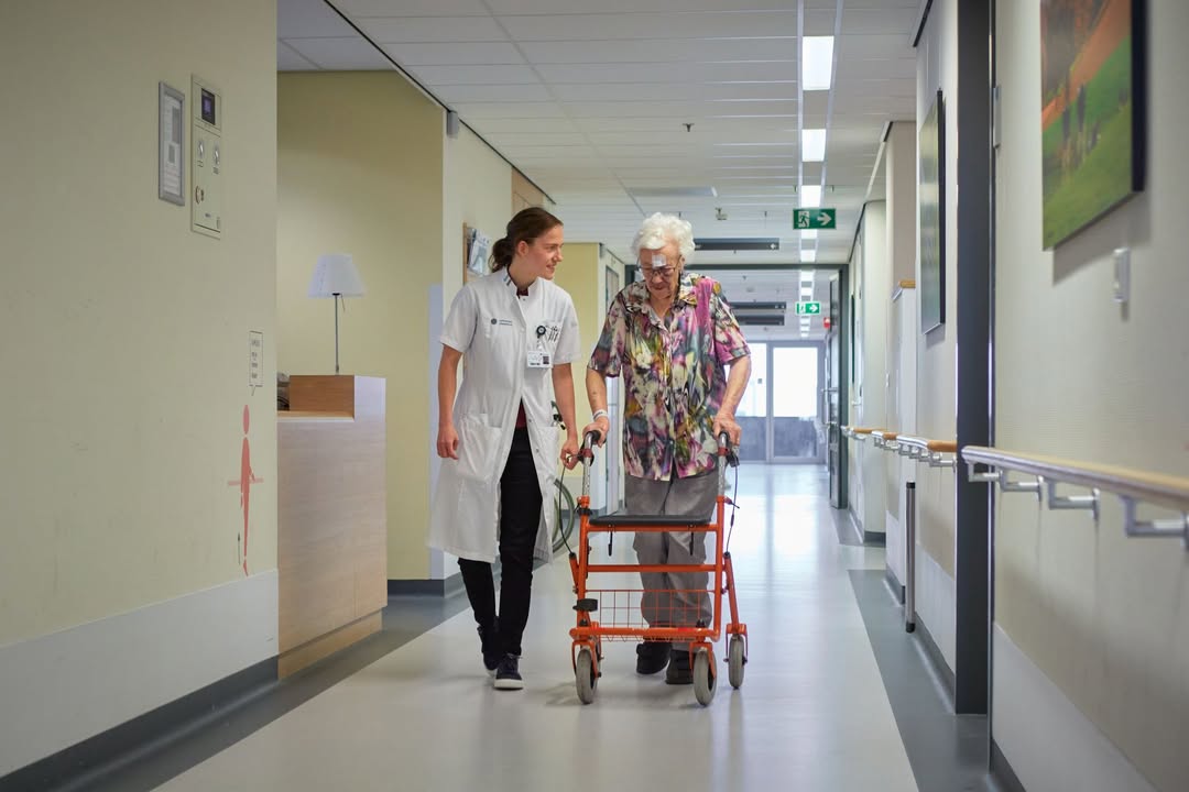 Een groot deel van onze patiënten is 70 jaar of ouder en heeft vaak complexe geriatrische problematiek. Daarom zoeken wij een Verpleegkundig Specialist die samen met ons deze zorg naar een hoger niveau tilt. Als eerste 𝗩𝗦 𝗯𝗶𝗻𝗻𝗲𝗻 𝗱𝗲 𝗚𝗲𝗿𝗶𝗮𝘁𝗿𝗶𝗲 krijg je alle ruimte om te pionieren en deze nieuwe functie vorm te geven.
Je werkt in een warm, veilig team waar tijd en aandacht voor iedere patiënt centraal staan. Samen bouwen we aan toekomstbestendige geriatrische zorg.

Ben jij ondernemend, ervaren in geriatrie en klaar voor een nieuwe uitdaging? Ontdek meer en solliciteer via de link in bio!

#werkenbijcatharina #geriatrie #verpleegkundigspecialist #zorgmetaandacht