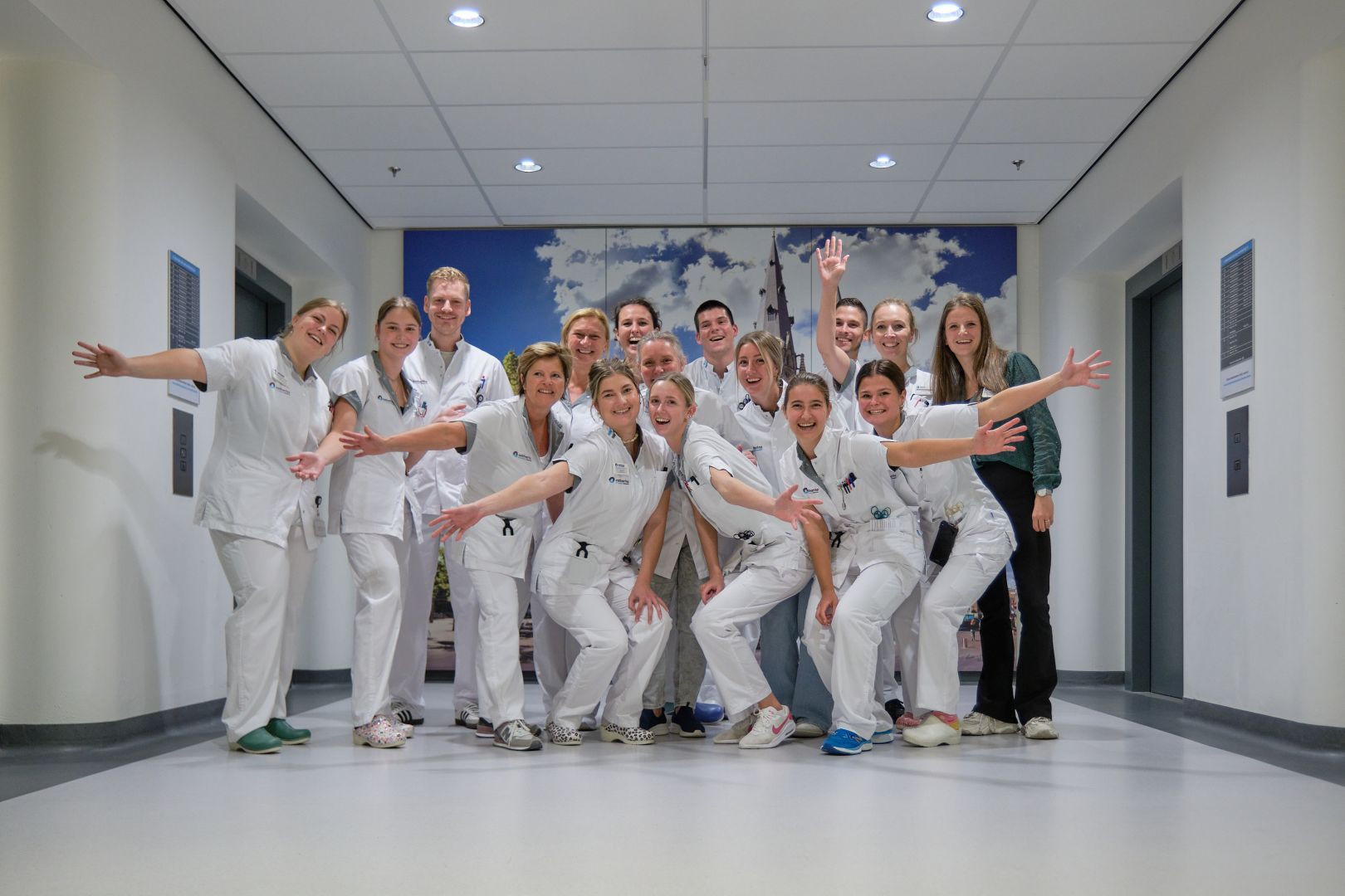 𝗪𝗲𝗿𝗸𝗲𝗻 𝗼𝗽 𝗱𝗲 𝗮𝗳𝗱𝗲𝗹𝗶𝗻𝗴 𝗖𝗮𝗿𝗱𝗶𝗼𝘁𝗵𝗼𝗿𝗮𝗰𝗮𝗹𝗲 𝗖𝗵𝗶𝗿𝘂𝗿𝗴𝗶𝗲 𝘃𝗮𝗻 𝗵𝗲𝘁 𝗖𝗮𝘁𝗵𝗮𝗿𝗶𝗻𝗮 𝗭𝗶𝗲𝗸𝗲𝗻𝗵𝘂𝗶𝘀

Bij ons draait alles om hoogwaardige zorg voor patiënten die een operatie aan hart, longen of thorax ondergaan. Of je nu start als mbo verpleegkundige of hbo regieverpleegkundige: iedereen is welkom!

Verder staat onze afdeling als een huis. Er zijn bij ons duidelijke werkwijzen en processen en tegelijkertijd is er veel reuring. Een ideale omgeving voor beginnende verpleegkundigen! 

Op de afdeling CTC vind je:
✅Een jong, hecht team dat snel schakelt en altijd in beweging is (óók op de padelbaan).
✅Een patiëntengroep die dankbaar is en waarbij je zowel snijdende als beschouwende vaardigheden inzet.
✅Een uitstekende plek voor verpleegkundigen die een carrière op de MC, IC, CCU of SEH ambiëren! 

Wil je zelf ervaren hoe wij werken? Kom langs voor een meeloopdag of neem contact op voor een kop koffie. Samen verkennen we jouw mogelijkheden.

𝗢𝗻𝘁𝗱𝗲𝗸 𝗷𝗼𝘂𝘄 𝗸𝗮𝗻𝘀𝗲𝗻 𝗮𝗹𝘀 𝘃𝗲𝗿𝗽𝗹𝗲𝗲𝗴𝗸𝘂𝗻𝗱𝗶𝗴𝗲 𝗼𝗳 𝗿𝗲𝗴𝗶𝗲𝘃𝗲𝗿𝗽𝗹𝗲𝗲𝗴𝗸𝘂𝗻𝗱𝗶𝗴𝗲 𝗲𝗻 𝗺𝗮𝗮𝗸 𝗸𝗲𝗻𝗻𝗶𝘀 𝗺𝗲𝘁 𝗼𝗻𝘇𝗲 𝗮𝗳𝗱𝗲𝗹𝗶𝗻𝗴.

👉Regieverpleegkundige (hbo): 
https://lnkd.in/eDRSffH8 

👉Verpleegkundige (mbo): 
https://lnkd.in/eDCmPvU7  

#werkenbijcatharina #cardiothoracalechirurgie #verpleegkundige #regieverpleegkundige