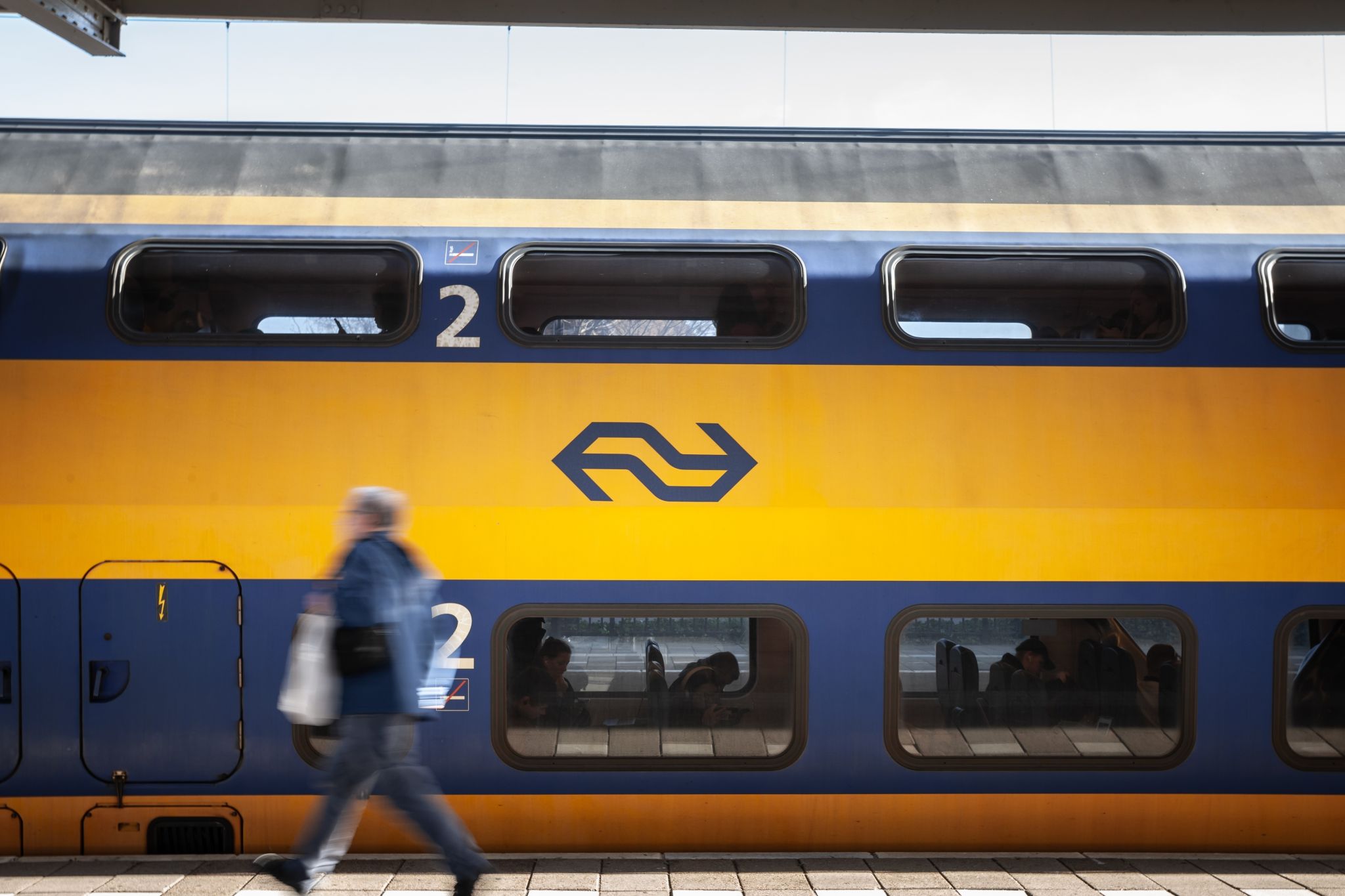 Om onze medewerkers te faciliteren en bij te dragen aan een groenere toekomst, biedt het Catharina Ziekenhuis vanaf januari de 𝗡𝗦 𝗕𝘂𝘀𝗶𝗻𝗲𝘀𝘀 𝗖𝗮𝗿𝗱 aan. Medewerkers in loondienst die meer dan 7 km van het ziekenhuis wonen, kunnen 𝗴𝗿𝗮𝘁𝗶𝘀 𝗿𝗲𝗶𝘇𝗲𝗻 met trein, bus, tram en metro als het gaat om woon-werkverkeer en dienstreizen.

Waarom doen we dit?
✅ 𝗗𝘂𝘂𝗿𝘇𝗮𝗮𝗺𝗵𝗲𝗶𝗱 – Minder auto’s op de weg betekent minder CO₂-uitstoot en een schonere leefomgeving.
✅𝗩𝗶𝘁𝗮𝗹𝗶𝘁𝗲𝗶𝘁 – OV-reizen geeft ruimte voor ontspanning en beweging: combineer je reis met een stukje wandelen of fietsen.
✅𝗕𝗲𝗿𝗲𝗶𝗸𝗯𝗮𝗮𝗿𝗵𝗲𝗶𝗱 – Minder auto’s zorgt voor minder drukte op ons parkeerterrein en betere doorstroming.
✅ 𝗙𝗹𝗲𝘅𝗶𝗯𝗶𝗹𝗶𝘁𝗲𝗶𝘁 – Je kiest per dag hoe je reist: OV, fiets of auto, afhankelijk van wat jou uitkomt.

Met deze stap maken we woon-werkverkeer niet alleen makkelijker, maar ook groener. 🌍

#werkenbijcatharina #openbaarvervoer