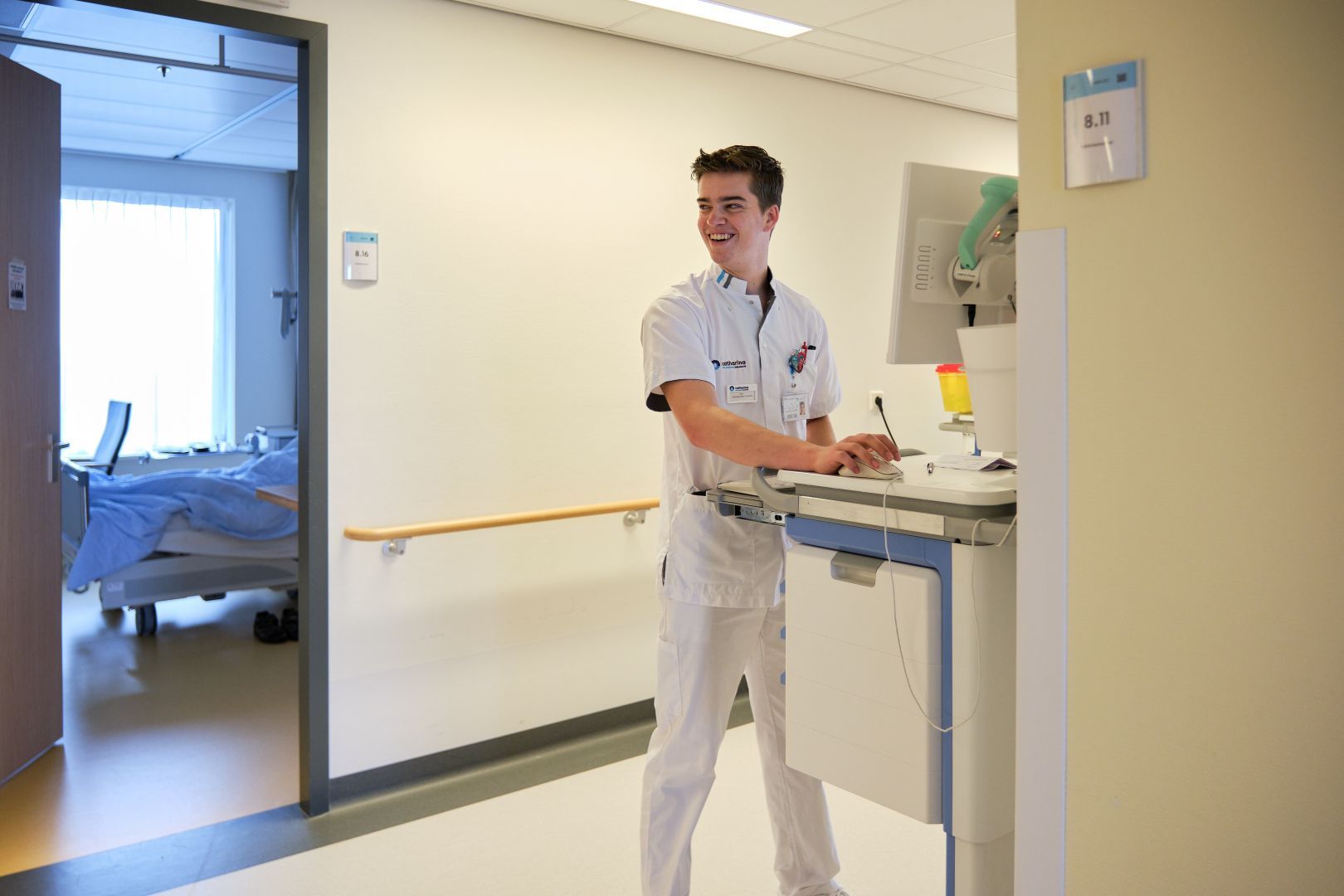 𝗪𝗼𝗿𝗱 𝘃𝗲𝗿𝗽𝗹𝗲𝗲𝗴𝗸𝘂𝗻𝗱𝗶𝗴𝗲 𝗼𝗽 𝗼𝗻𝘇𝗲 𝗮𝗳𝗱𝗲𝗹𝗶𝗻𝗴 𝗡𝗲𝘂𝗿𝗼𝗹𝗼𝗴𝗶𝗲
Ben jij (beginnend) verpleegkundige en op zoek naar een plek waar je kunt groeien én samenwerken in een hecht team? Op onze afdeling Neurologie werk je met uiteenlopende ziektebeelden, van herseninfarct tot Parkinson, en draag je bij aan hoogwaardige zorg voor onze patiënten.
Volgens Indrah (verpleegkundige neurologie) een ‘𝘏𝘦𝘦𝘭 𝘸𝘢𝘳𝘮 𝘦𝘯 𝘨𝘦𝘻𝘦𝘭𝘭𝘪𝘨 𝘵𝘦𝘢𝘮 𝘸𝘢𝘢𝘳 𝘪𝘬 𝘮𝘦 𝘮𝘦𝘵𝘦𝘦𝘯 𝘵𝘩𝘶𝘪𝘴 𝘷𝘰𝘦𝘭𝘥𝘦!’ 

𝙒𝙖𝙖𝙧𝙤𝙢 𝙠𝙞𝙚𝙯𝙚𝙣 𝙫𝙤𝙤𝙧 𝙉𝙚𝙪𝙧𝙤𝙡𝙤𝙜𝙞𝙚 𝙗𝙞𝙟 𝙝𝙚𝙩 𝘾𝙖𝙩𝙝𝙖𝙧𝙞𝙣𝙖?
✅ Direct een vast contract
✅ Geen ervaring nodig, wel enthousiasme voor het neurologie vak
✅ Salaris tussen € 3.102,- en € 4.177,- (FWG 45)
✅ Mogelijkheid tot een extra opleiding tot Brain Care Unit verpleegkundige met inschaling in FWG 50
✅Onderdeel worden van een jong gezellig team dat houdt van aanpakken!

De hele vacature vind je online: https://lnkd.in/gjDGbiyJ

Enthousiast? Solliciteer vandaag nog of bel teamleider Nicole voor meer informatie. 

#werkenbijcatharina #neurologie #mbo #verpleegkundige #ziekenhuis