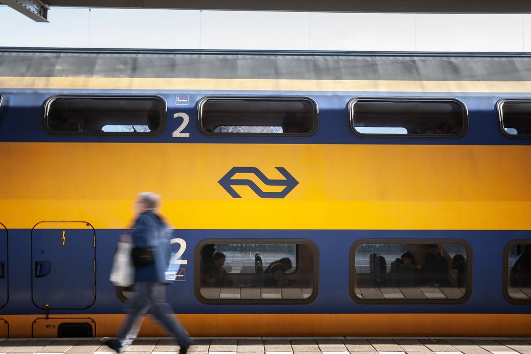 Om onze medewerkers te faciliteren en bij te dragen aan een groenere toekomst, biedt het Catharina Ziekenhuis vanaf januari de 𝗡𝗦 𝗕𝘂𝘀𝗶𝗻𝗲𝘀𝘀 𝗖𝗮𝗿𝗱 aan. Medewerkers in loondienst die meer dan 7 km van het ziekenhuis wonen, kunnen 𝗴𝗿𝗮𝘁𝗶𝘀 𝗿𝗲𝗶𝘇𝗲𝗻 met trein, bus, tram en metro als het gaat om woon-werkverkeer en dienstreizen.

Waarom doen we dit?
✅ 𝗗𝘂𝘂𝗿𝘇𝗮𝗮𝗺𝗵𝗲𝗶𝗱 – Minder auto’s op de weg betekent minder CO₂-uitstoot en een schonere leefomgeving.
✅ 𝗩𝗶𝘁𝗮𝗹𝗶𝘁𝗲𝗶𝘁 – OV-reizen geeft ruimte voor ontspanning en beweging: combineer je reis met een stukje wandelen of fietsen.
✅ 𝗕𝗲𝗿𝗲𝗶𝗸𝗯𝗮𝗮𝗿𝗵𝗲𝗶𝗱 – Minder auto’s zorgt voor minder drukte op ons parkeerterrein en betere doorstroming.
✅ 𝗙𝗹𝗲𝘅𝗶𝗯𝗶𝗹𝗶𝘁𝗲𝗶𝘁 – Je kiest per dag hoe je reist: OV, fiets of auto, afhankelijk van wat jou uitkomt.

Met deze stap maken we woon-werkverkeer niet alleen makkelijker, maar ook groener. 🌍

#werkenbijcatharina #openbaarvervoer