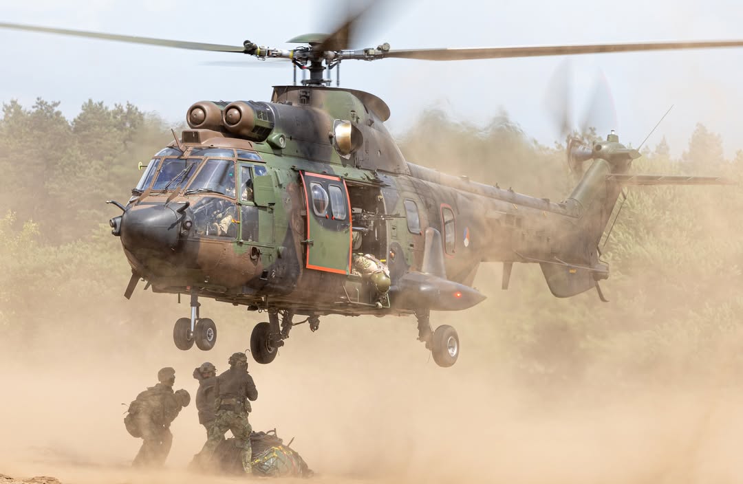 Dusty slingery!

DEMON2 S-459 from 300 Special Operations Squadron slinging with @maot_dhc at the GLV5 today!

#cougar #as532 #300squadron #defensiehelikoptercommando #dhc #aerospatilecougar #eurocopter #rnlaf #royalnetherlandsairforce #oirschotseheide #aviation #aviationphotography #dutchaviation #klu #koninklijkeluchtmacht #dhc #vliegbasisgilzerijen #werkenbijdefensie