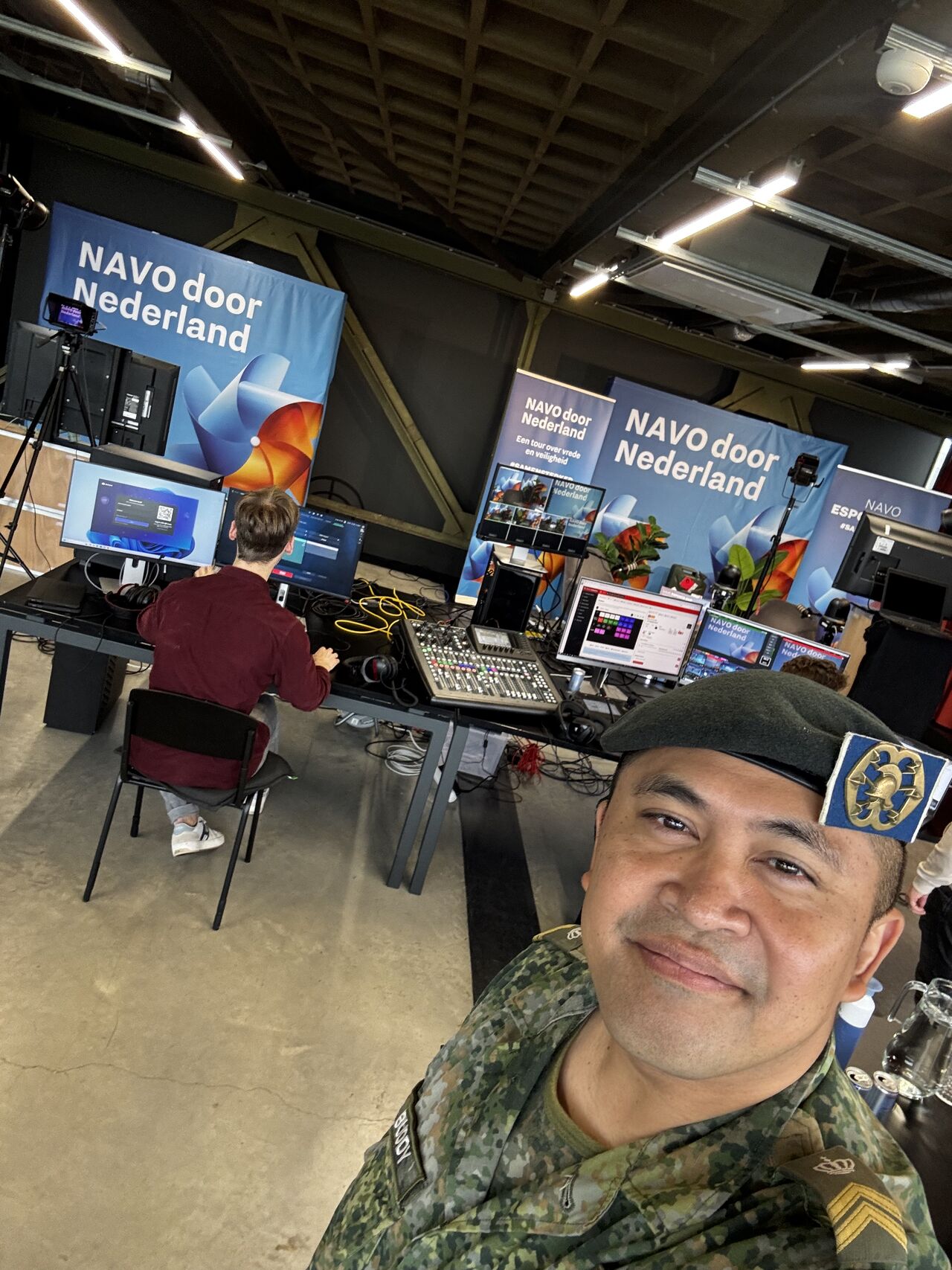 NAVO Esports Cup 2025

Deze zomer komen regeringsleiders van de NAVO-lidstaten bijeen in Den Haag voor de NAVO-top. Dit esports-tournooi is onderdeel van het reizend programma NAVO door Nederland, langs diverse Nederlandse steden (voor meer info klik op https://lnkd.in/eeKZ53aK). Tijdens de tour kunnen Nederlanders in gesprek gaan met militairen en politici over nationale en internationale veiligheid. Vrede en veiligheid zijn niet vanzelfsprekend, ze gaan ons allemaal aan.

Voor deze editie zijn wij in Utrecht. Wij hebben net als vorige edities weer twee speciale gasten. Wie dat zijn blijft nu nog even “geheim”. Kijk mee op https://lnkd.in/d99V3A4 en stel je vragen via de chat. Ik ben één van moderator’s in de chat vandaag. 

[Alt-tekst in foto]

#defensie #dosco #clas #dcpl #werkenbijclas #koninklijkelandmacht #landmacht #werkenbijdefensie #buddybijdefensie #buddy #verbindingdienst #verbindelaar #defensieinclusief #diversiteit #inclusie #esportsdefensie #navo #samensterker