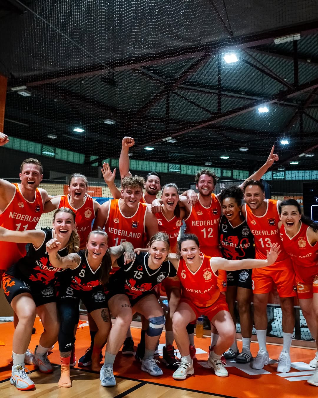 🏀Wat een geslaagd kampioenschap! 

Afgelopen week stond in het teken van het internationale kampioenschap (regionaal) basketbal in de Velodrome Amsterdam! 

3 avonden op rij werd er gestreden om die felbegeerde gouden medaille. Het niveau was hoog, de sfeer was goed en de accommodatie was geweldig! 
Nederland nam met 1 heren- en 2 damesteams deel aan het kampioenschap. 

Bij de heren bleef het tot aan de laatste wedstrijd toe spannend, maar al gauw bleek dat Litouwen toch echt een maatje te groot was voor Frankrijk. De Nederlandse heren stegen boven zichzelf uit door het sommige landen toch erg lastig te maken en zelfs bijna van Frankrijk te winnen. Ondanks het strijden en de mooie wedstrijden kwamen zij niet verder dan een 5e plek. 

Aangezien niet elk land een damesteam op de been kon brengen, bleef een echte competitie met finale dan ook uit bij de dames. Desalniettemin streden de dames voor wat ze waard waren en met succes; de dames behaalden een zilveren medaille. 

Einduitslag 🥇:

Heren: 
1. Litouwen 
2. Frankrijk
3. Duitsland 
4. Letland 
5. Nederland 
6. Slovenië 

Dames:
1. Frankrijk 
2. Nederland (oranje)
3. Letland 
4. Noord-Macedonië 
5. Nederland (zwart)

Inmiddels maken wij ons alweer klaar voor het volgende kampioenschap; het internationaal kampioenschap (regionaal) Functional fitness in Oirschot van 7 t/m 11 juli. 💪🏻
•
•
•
#bureauinternationalemilitairesport #BIMS #sporten #defensie #sportenbijdefensie #werkenbijdefensie #basketball #velodrome