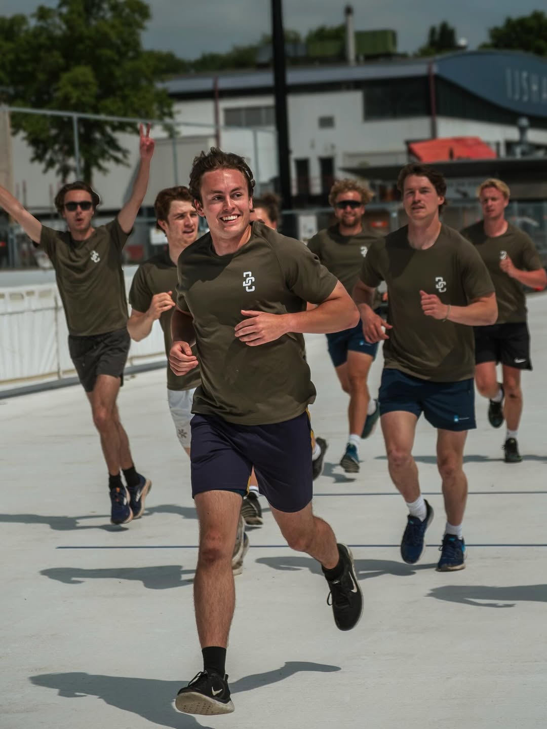 Op woensdag 21 mei vond de tweede DC-dag van het jaar plaats in Amsterdam. Militair werkstudenten uit heel het land reisden af naar de Jaap Eden schaatsbaan, waar een dag vol sportieve uitdaging op hen stond te wachten. Zo moesten de militair werkstudenten o.a. vastgebonden in een tweetal een hindernisbaan afleggen en een mini-HYROX afleggen. 

De dag begon met een toespraak van de commandant DC, Luitenant-Kolonel P. van der Peet, die tevens de visie van DC toelichten middels de vier nieuwe kernwaarden: groei, verbinding, ambassadeurschap en deskundigheid. 

Voor een aantal militair werkstudenten kreeg deze dag nog een extra gouden randje, gezien zij bevorderd werden tot de volgende rang. Daarbij kreeg een van de militair werkstudenten de DC con uitgereikt van de commandant voor haar uitzonderlijke inzet binnen DC. Gefeliciteerd aan de militair werkstudenten voor het behalen van deze bijzondere mijlpaal!

Op deze sportieve en verbindende dag werd tevens de DC-sport challenge afgetrapt, waarbij de militair werkstudenten het de komende maand in teams tegen elkaar opnemen om zo veel mogelijk sportieve uitdagingen te voltooien. 

Ook waren er momenten om op adem te komen. Zo gaf Marjolein van Loenen, ultra-marathon renner en oud-deelnemer van Kamp van Koningsbrugge, een lezing waarin zij de levenslessen deelden die zij over de jaren opgestoken heeft op het gebied van veerkracht, eigenwaarde, zelfvertrouwen en doorzettingsvermogen. 

#defensie #werkenbijdefensie #ministerievandefensie #mindef #defensitycollege #dc #werkstudent #militair #student #bijbaan