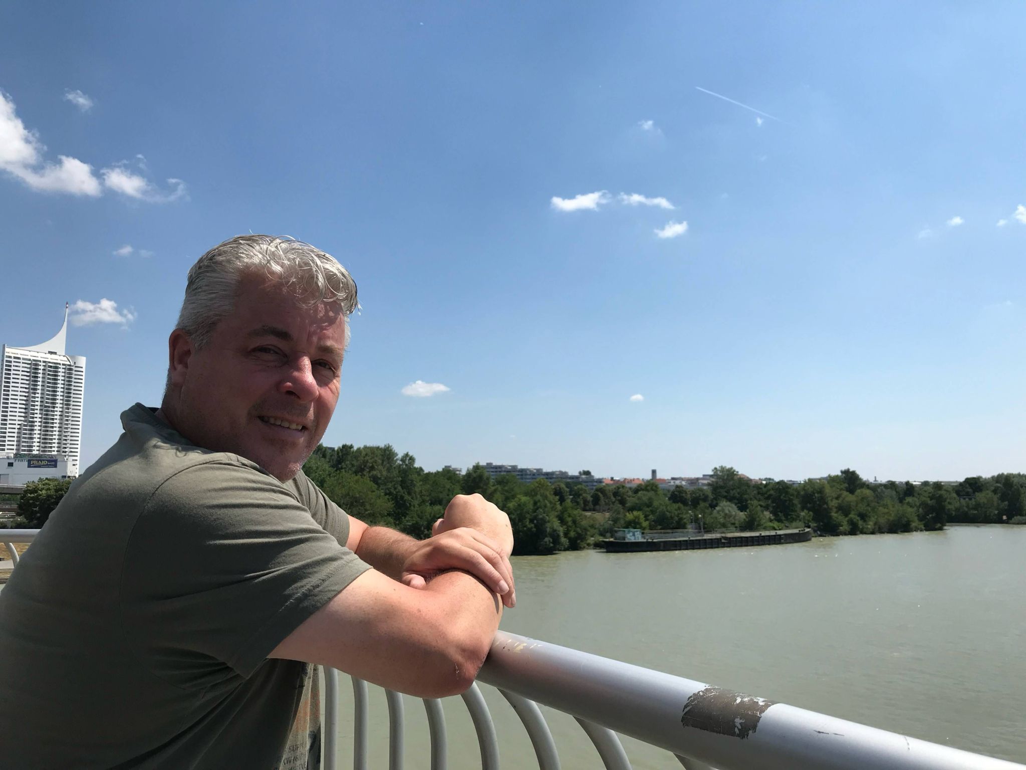 Vandaag hebben wij afscheid genomen van Drs. Robert Remie 🇳🇱. In mijn volgende post zal ik hier meer over toewijden maar wil eerst volgende verzoek van zijn familie met jullie delen. Zij zouden graag wat meer willen weten hoe mensen hun man en vader hebben leren kennen en een centrale herinnering. Dit willen zij in een boek verwerken.
 
Heb jij een mooie, bijzondere of leuke herinnering (je mag ook foto’s toevoegen) over Rob Remie deel dat dan via de volgende link: https://tally.so/r/nrbBvR
 
Alvast bedankt voor de moeite!
 
[Alt-tekst in foto]
 
#defensie #dosco #clas #dcpl #werkenbijclas #koninklijkelandmacht #landmacht #werkenbijdefensie #buddybijdefensie #buddy #verbindingdienst #verbindelaar #defensieinclusief #diversiteit #inclusie #untilvalhalla