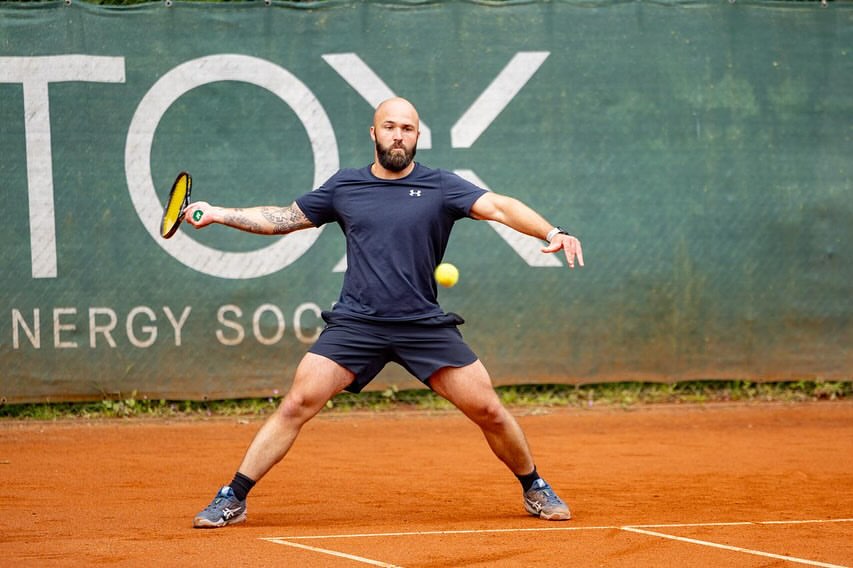 Defensiekampioenschap tennis (dubbel) | 11-06-2025
•
Zon: ✅
Plezier: ✅
Enthousiaste deelnemers: ✅
•
Wederom hebben we vandaag weer een geslaagd Defensiekampioenschap gehad. Waar we 2 weken geleden de dag binnen begonnen gevolgd met een dag vol regen, was het vandaag perfect weer om in te tennissen. 
•
Waar vele koppels weken, maanden en sommigen zelfs al jaren samen tennissen stonden er vandaag ook ‘gloednieuwe’ koppels op de baan. Dat sport verbindt is dan dus ook direct zichtbaar; deze koppels vielen direct in de prijzen (🥇). 
We hopen dat alle deelnemers weer hebben genoten van deze dag; je favoriete tak van sport beoefenen onder werktijd samen met je collega’s. Het uitwisselen van ervaringen op zowel sport- als werkvlak is wat deze dagen extra bijzonder maken. 
Wij hopen dat eenieder weer heeft genoten vandaag en wij hopen jullie volgend jaar (of eerder🙂) weer terug te zien!
•
Uitslag DK Tennis dubbel: 

Mixed dubbel categorie C:
1. Perik/Nijhuis
2. Kron/Borgmeier
3. Alting/Bos

Mixed dubbel categorie B:
1. Klaassen/Dekker
2. Roos/Rutgers
3. Missot/Donkersloot

Mixed dubbel categorie A:
1. v. Diemen/v.Diemen
2. Vink/Schellekens
3. v Aert/Bekkers

Heren dubbel categorie C:
1. Vriesema/Wesselink
2. Leeuwen/Notten
3. Middelberg/Abrahams 

Heren dubbel categorie B:
1. Zomeren/Schellekens
2. Kok/Bosch
3. Hurkens/v.d. Rol

Heren dubbel categorie A: 
1. Deden/Lomeijer
2. Janssen/Hanhart
3. Grooten/Schobewille
•
•
•
#bureauinternationalemilitairesport #BIMS #sporten #defensie #sportenbijdefensie #werkenbijdefensie