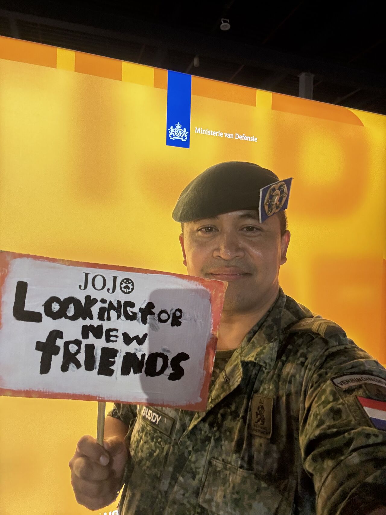 Afgelopen weekend stonden wij op Heroes Dutch Comic Con in de Jaarbeurs Utrecht. Mensen te informeren over wat wij als Defensie doen maar ook wat de mogelijkheden voor hun zijn bij ons. Publiek was weer gezellig, mensen kunnen helpen met lopende zaken en sollicitaties.

Mooiste momenten voor mij waren de gesprekken met mensen die van mij een voorlichting hadden gevolgd en nu bij onze organisatie werken. Daar doe je het voor!

[Alt-tekst in foto]

#defensie #dosco #clas #dcpl #werkenbijclas #koninklijkelandmacht #landmacht #werkenbijdefensie #buddybijdefensie #buddy #verbindingdienst #verbindelaar #defensieinclusief #diversiteit #inclusie