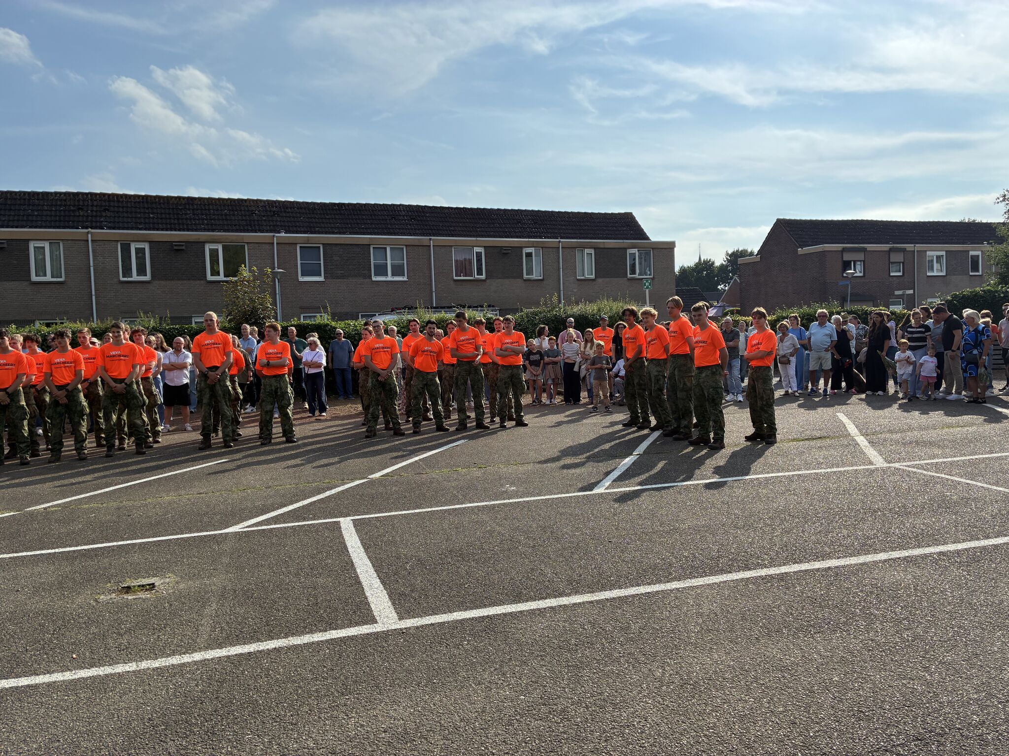 Wat in 2021 begon bij ROC Nijmegen, heeft zich ontwikkeld tot een krachtige traditie: #VeVaMarcheert – de officiële aankondiging van onze nationale Veteranendag.

Dank aan burgemeester Marieke Moorman voor haar betrokkenheid en mooie woorden. ROC Nijmegen ( Wesley Schuckman ) nam het initiatief om als eerste VeVa opleiding de stap te zetten. Sindsdien zijn honderden studenten van 24 VEVA-opleidingen in beweging gekomen – letterlijk én figuurlijk.

Een stap voor erkenning. Een signaal van respect.
Want als jonge studenten zich inzetten voor onze helden, dan groeit het besef van de waarde van dienstbaarheid. Daar mogen we trots op zijn.

#Respect #Veteranen #Dienstbaarheid #Erkenning
Manuel Dekker #WerkenBijDefensie
